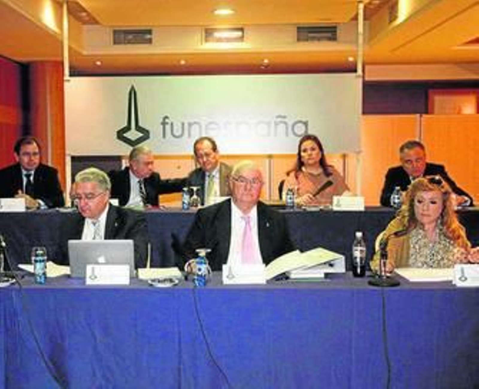 Juan Antonio Valdivia, presidente de Funespaña, en el centro.