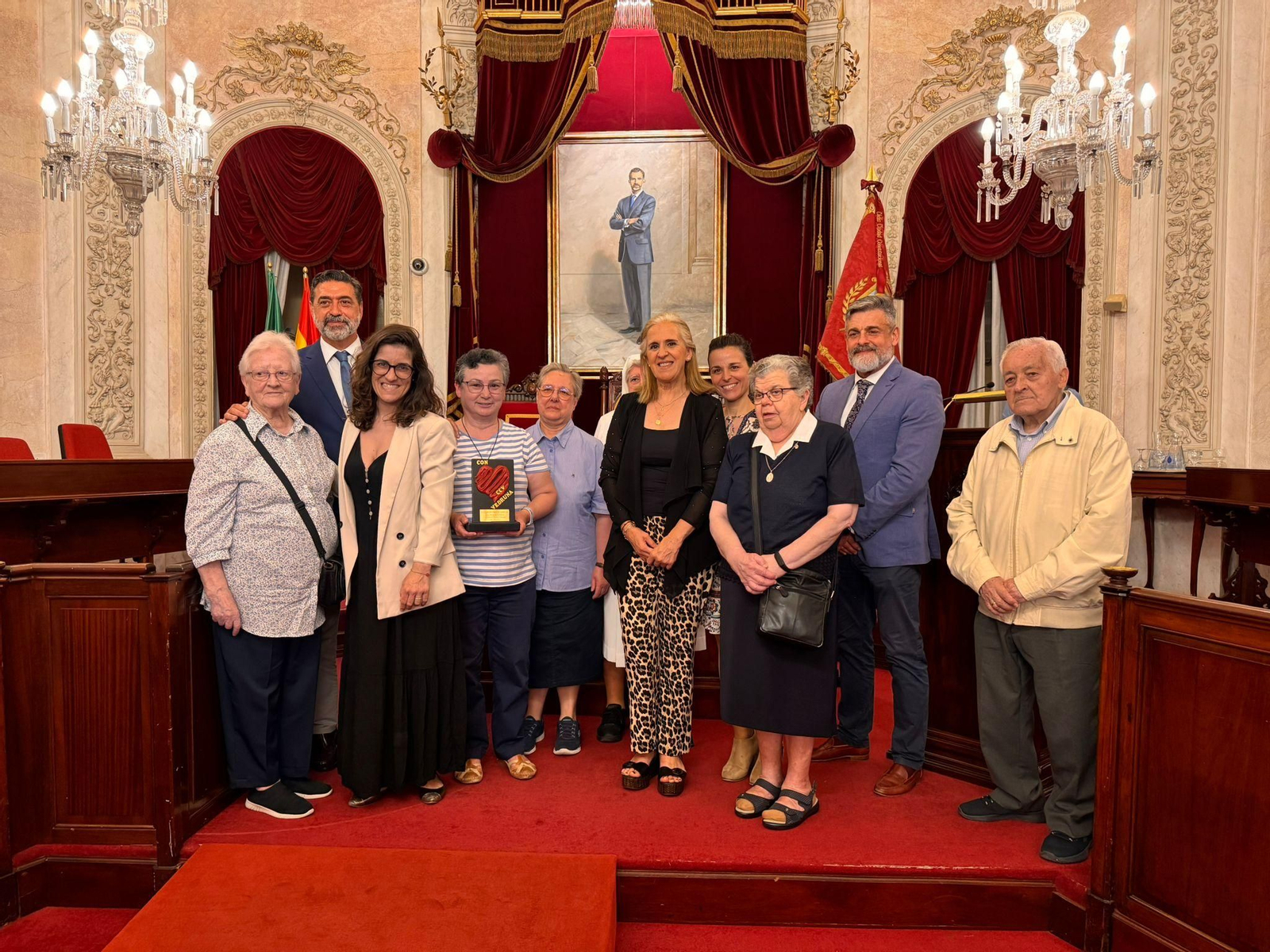 Foto de familia tras la entrega del galardón.