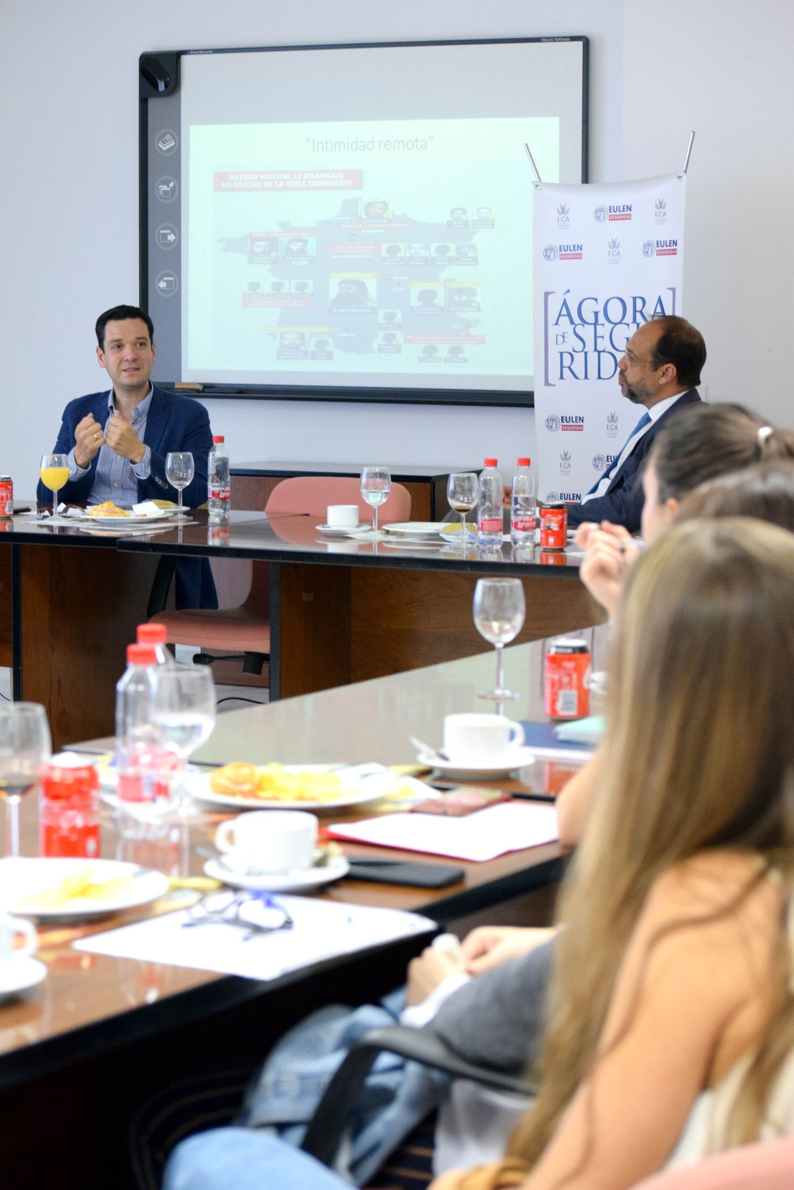 Manuel Ricardo Torres de la Universidad Pablo Olavide de Sevilla,  junto al director del foro, Antonio Díaz, de la UCA