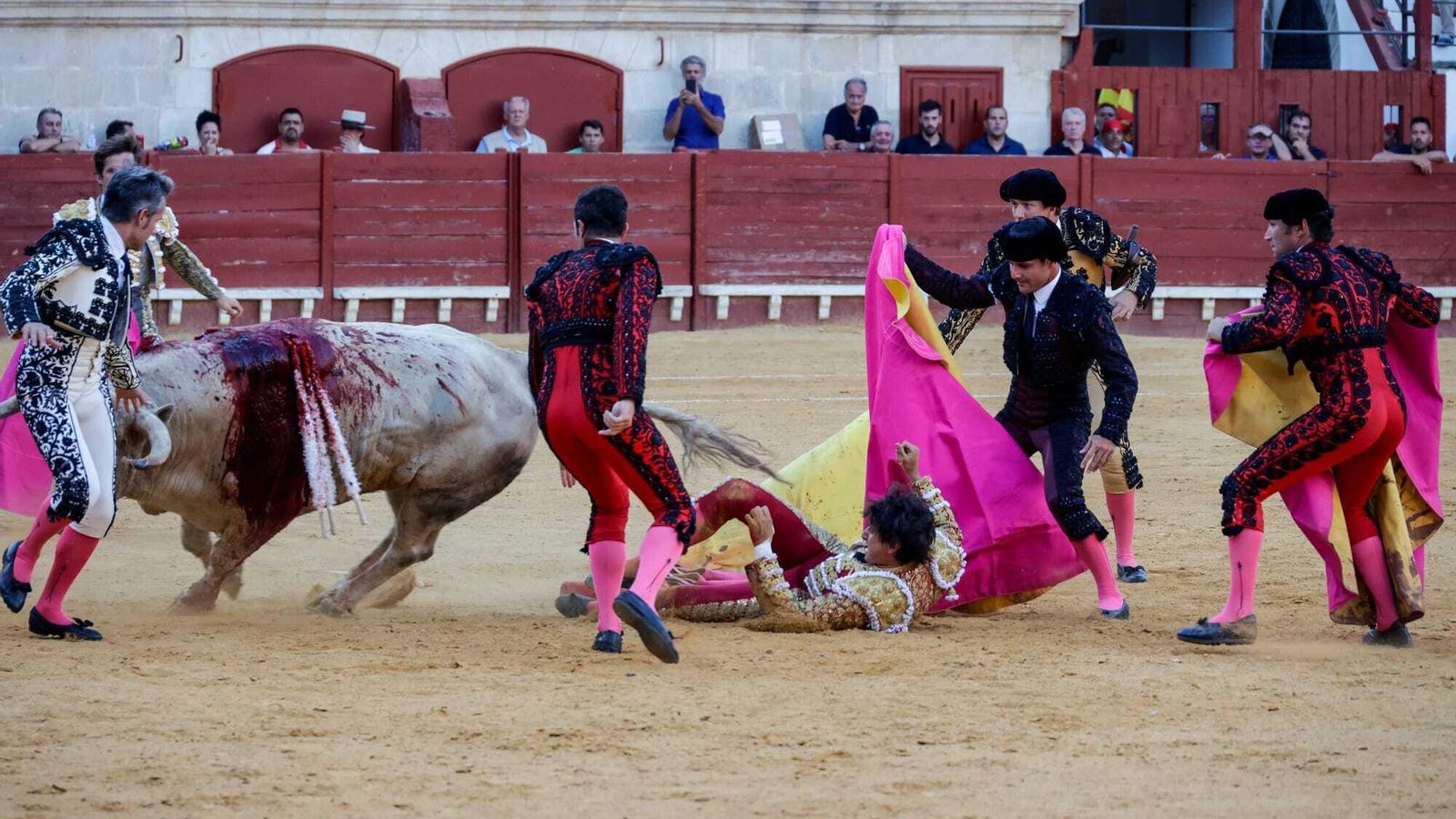 Roca Rey auxiliado tras la cogida
