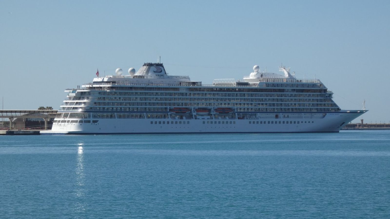 El buque de crucero en su estreno en aguas malagueñas.