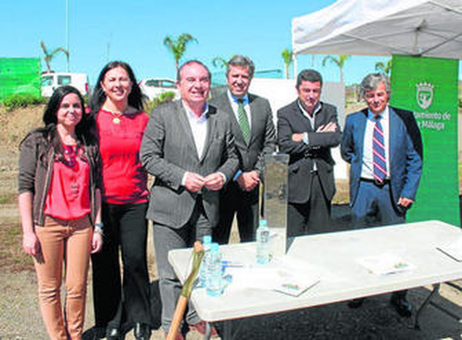 Asistentes al acto de la primera piedra del vivero de empresas del Parque Tecnoalimentario de Vélez.