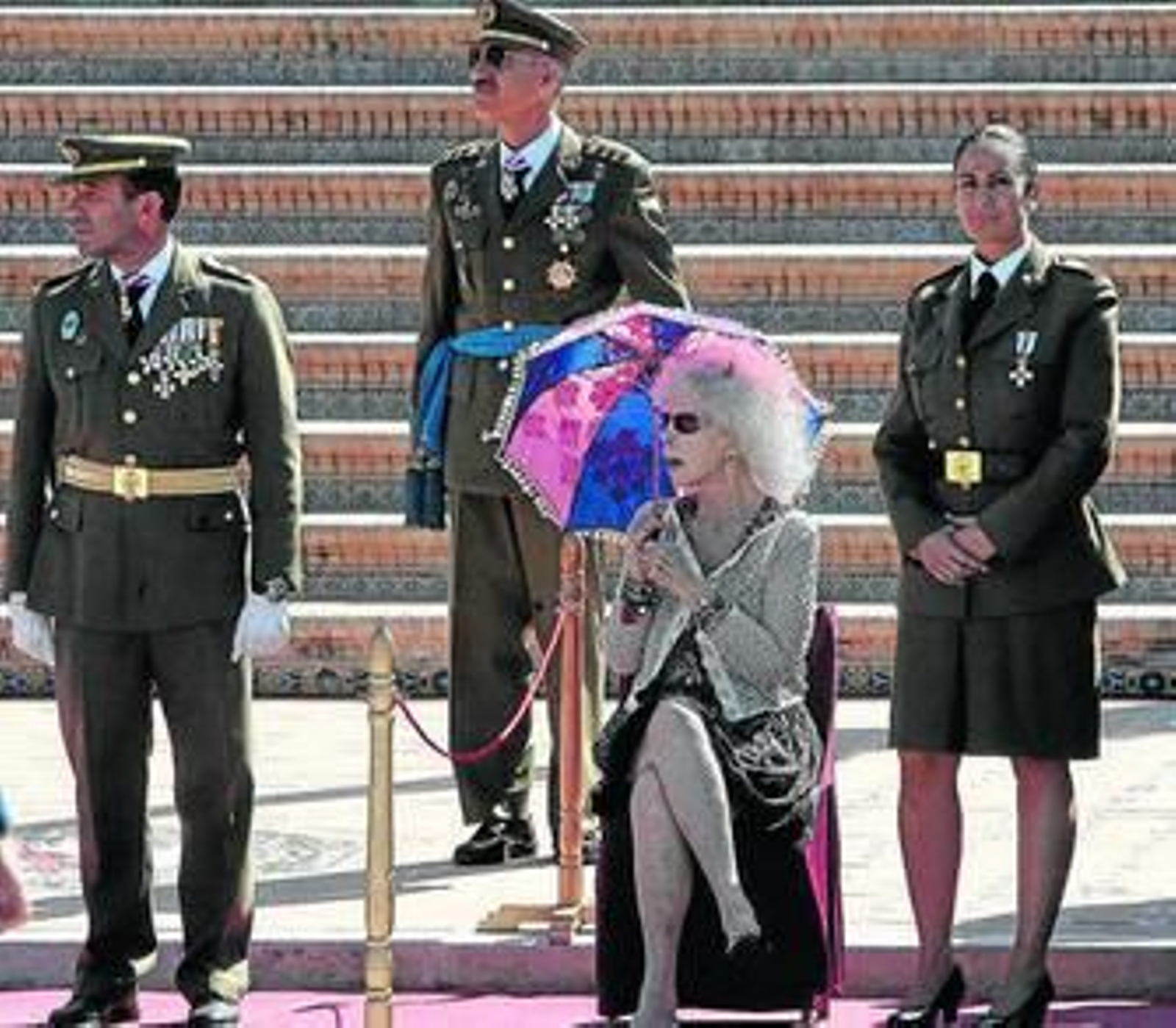 1. La Duquesa de Alba se protege del sol durante el acto. 2. El jefe de la Fuerza Terrestre, Virgilio Sañudo, pasa revista a las tropas. 3. El juez de Familia Francisco Serrano. 4. El teniente hermano mayor de la Maestranza, Alfonso Guajardo-Fajardo, seguido por su sucesor, Javier Benjumea. 5. Carlos Herrera. 6. José Manuel Soto.