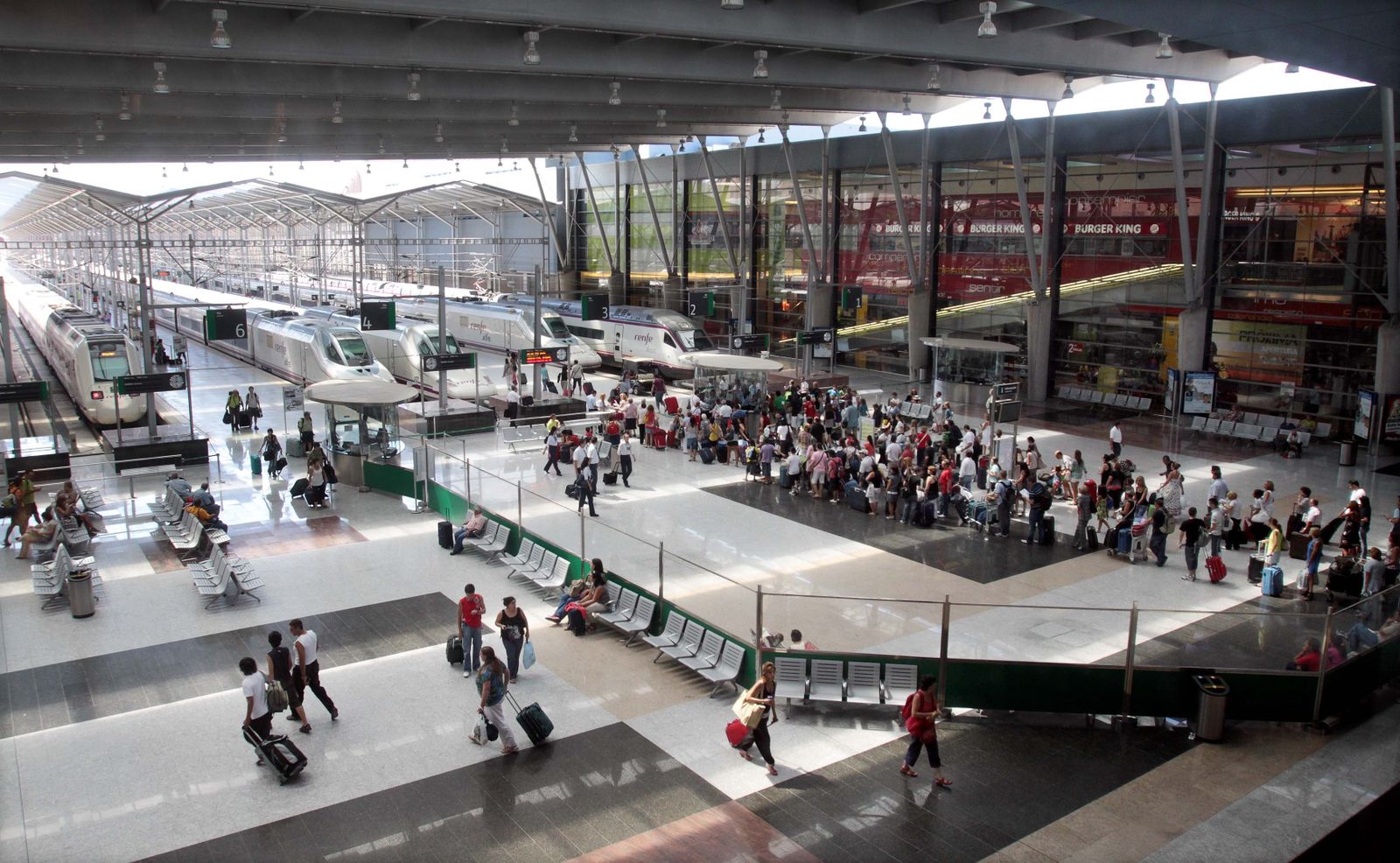 Decenas de pasajeros esperan a subirse a uno de los trenes AVE, en la estación María Zambrano.