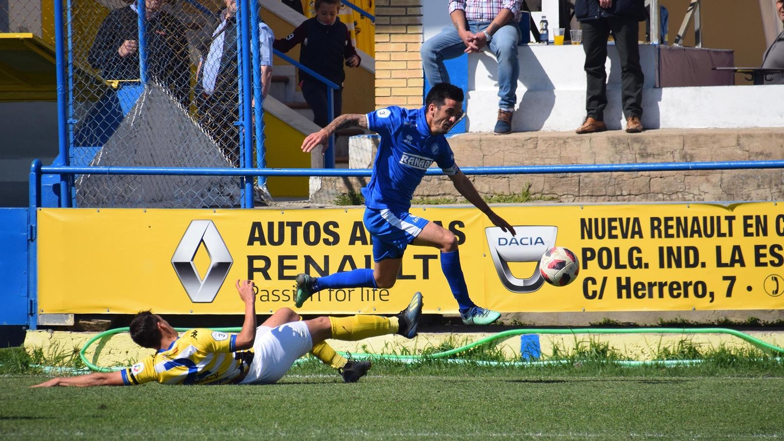 Bello salta para llevarse la pelota ante la entrada de un jugador del Coria.