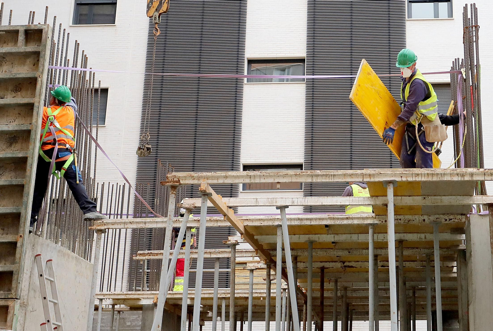 Imágenes de la vuelta al tajo de los trabajadores de obras en Huelva