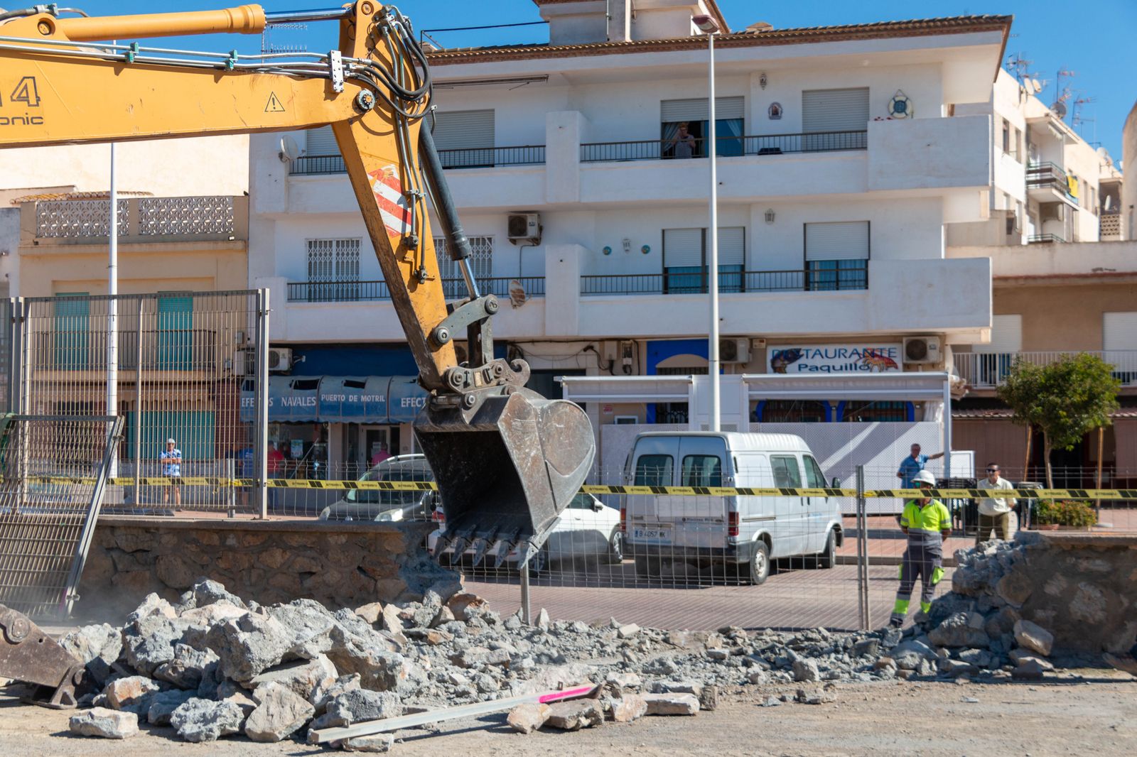 Motril derriba el muro del Puerto en un día "histórico" para acercar la ciudad al mar