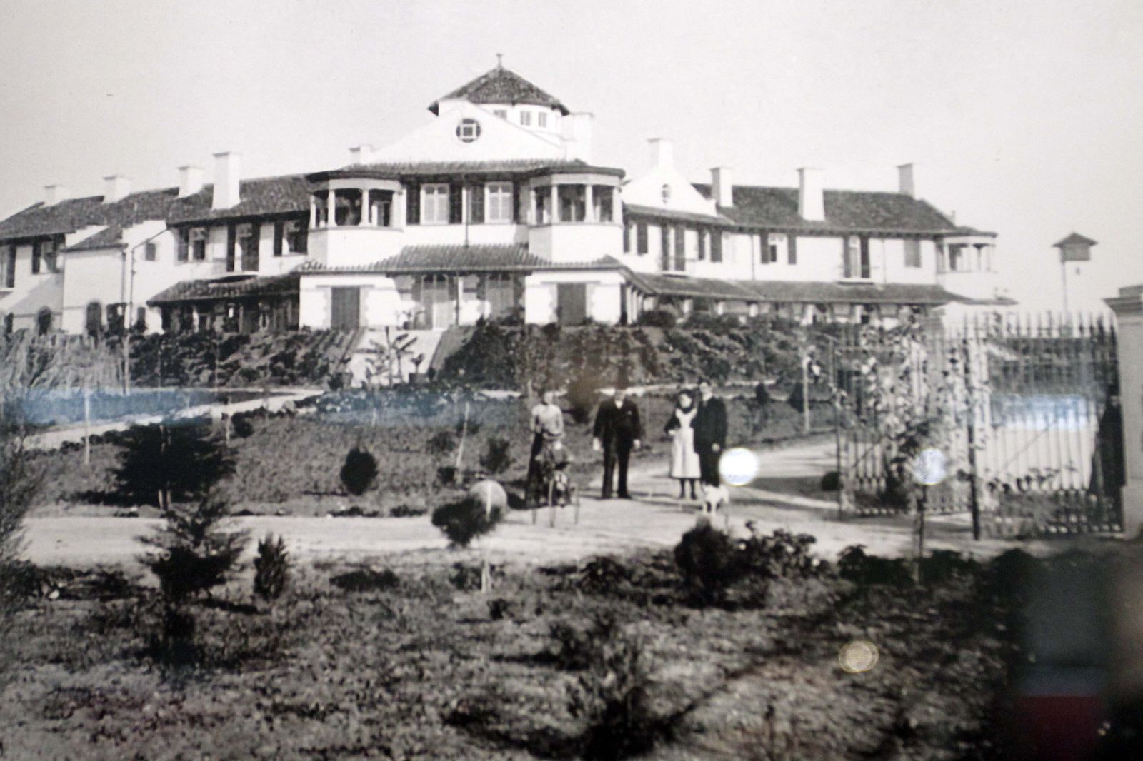 Las imágenes que acompañan a estas líneas son algunas de las que se pueden ver en la exposición, como la de una vista antigua del hotel (1), huéspedes del principio del siglo XX (2) y una visita de Joselito El Gallo, atendido tras ser cogido por un toro (4). En la (3), la inauguración con el alcalde en primer plano.
