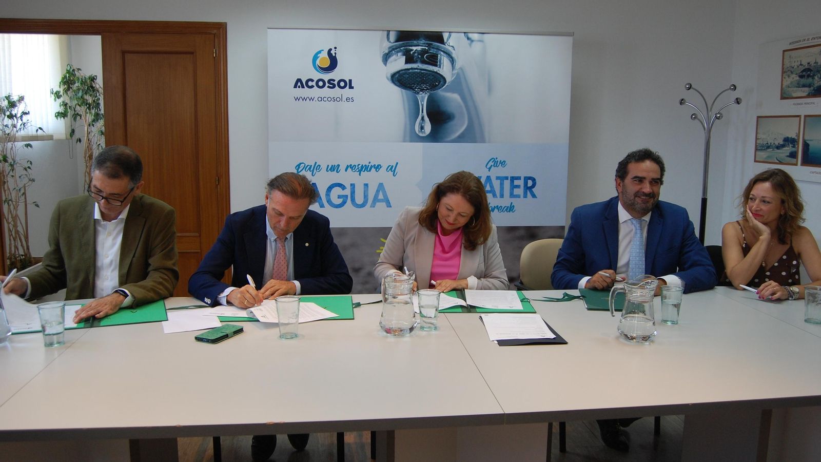 La firma del acta entre la Junta, la Mancomunidad y Acosol.