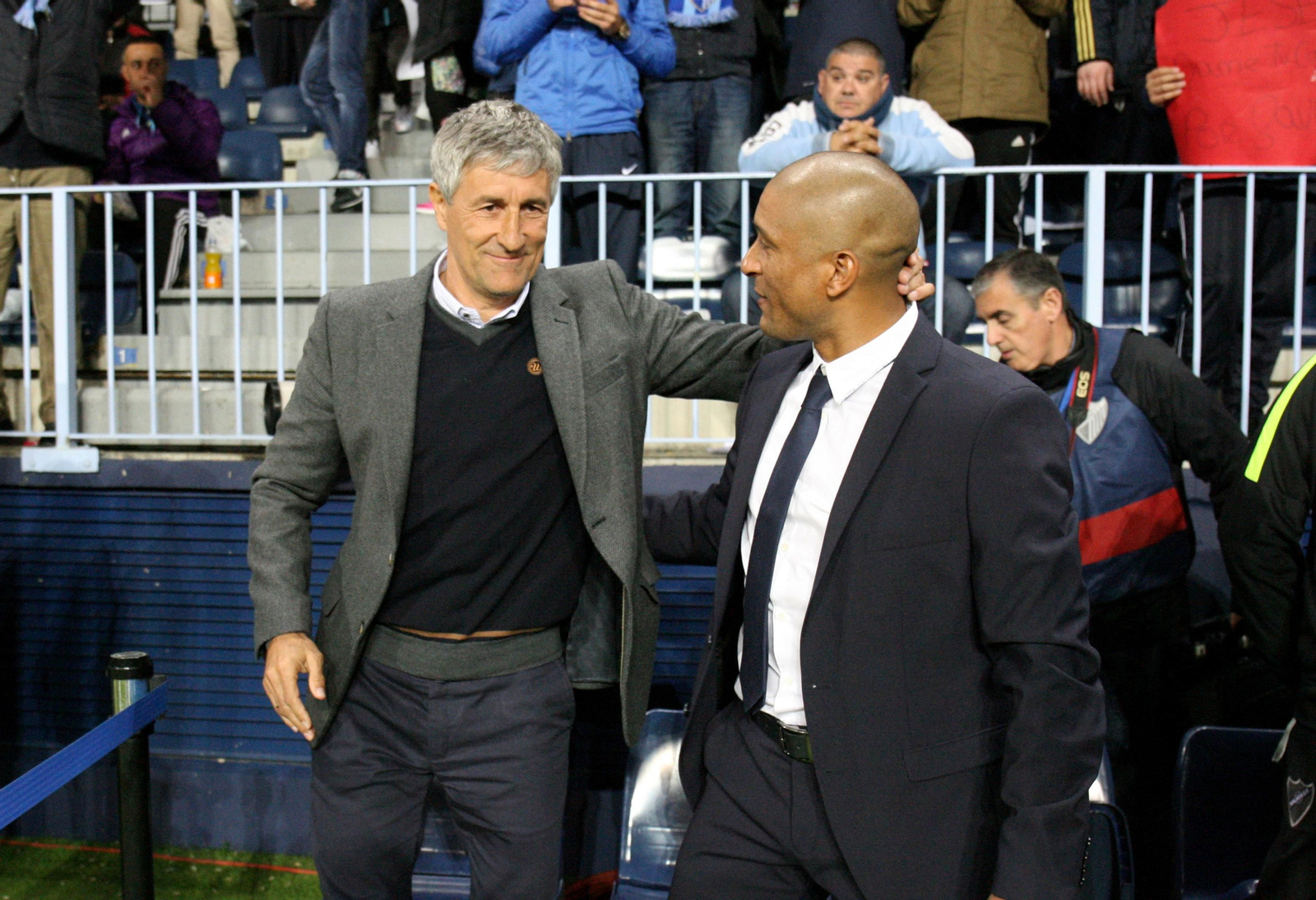 Marcelo Romero y Quique Setién se saludan antes del inicio del choque.