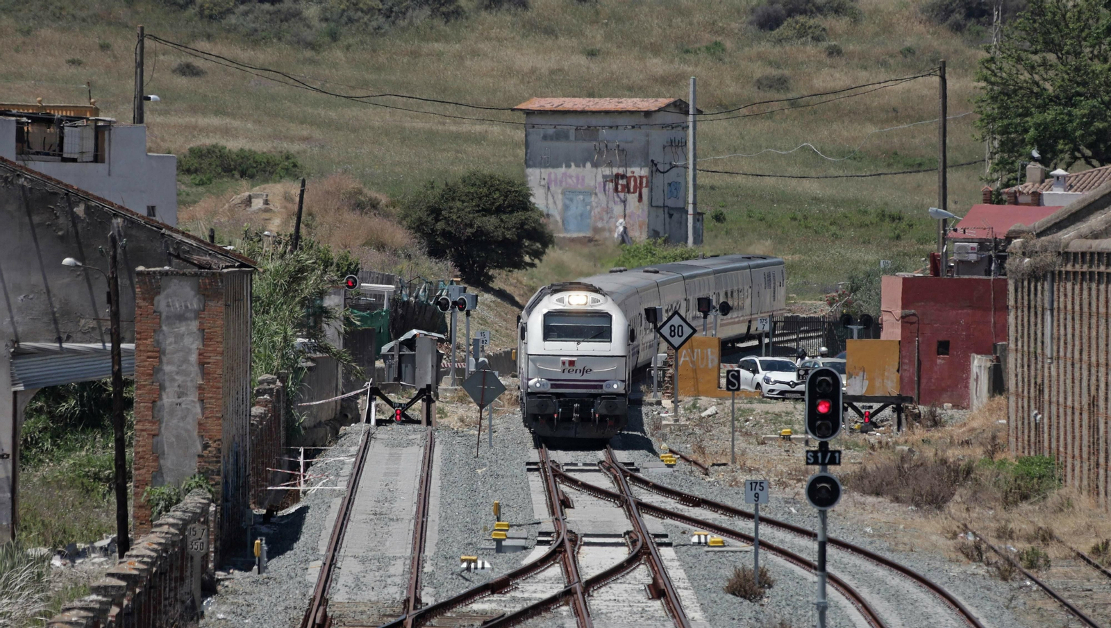 Un tren realiza los últimos metros de recorrido antes de llegar a la estación de Algeciras.