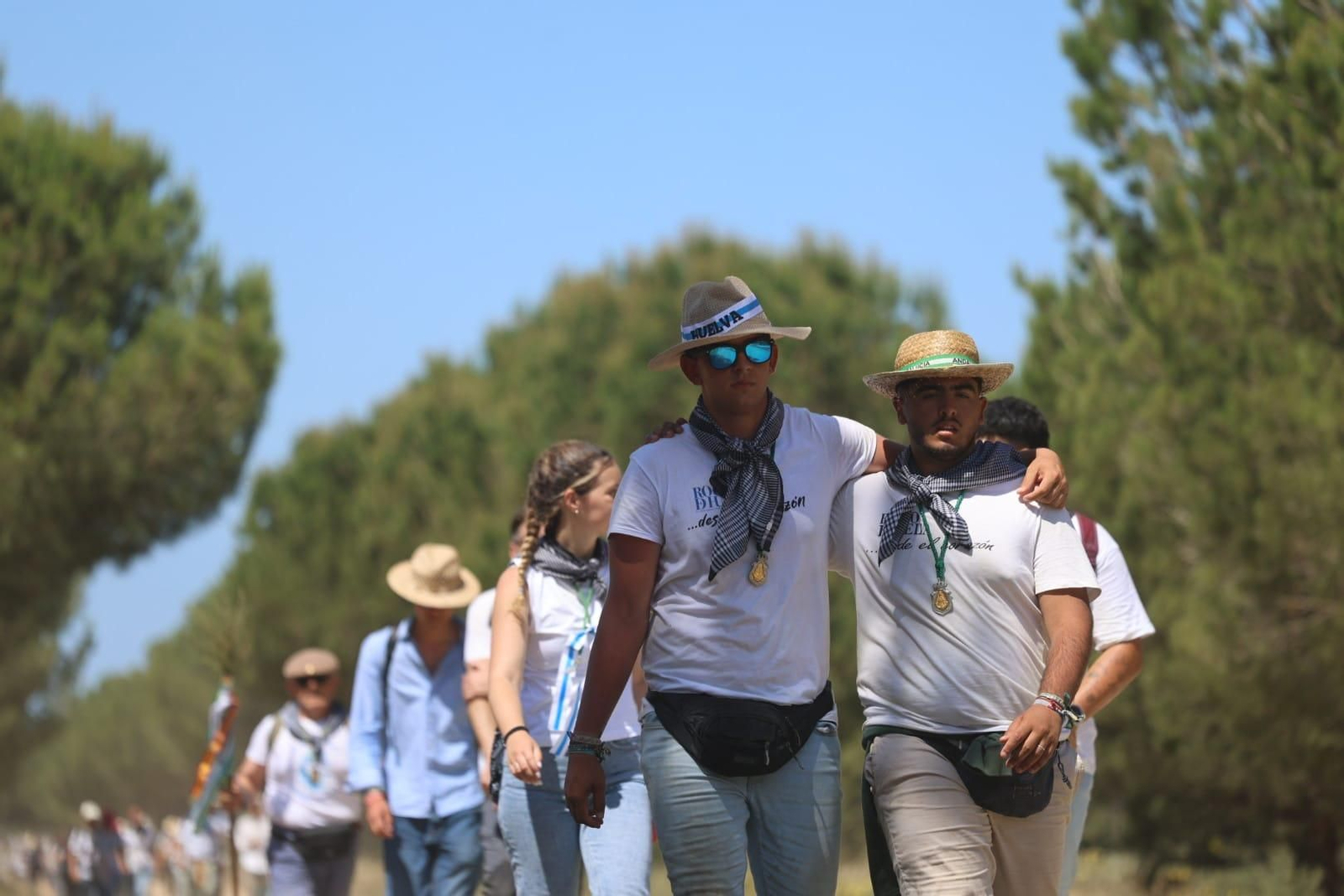 Ambientazo en el camino de Huelva al Rocío este viernes: imágenes de los peregrinos en La Matilla