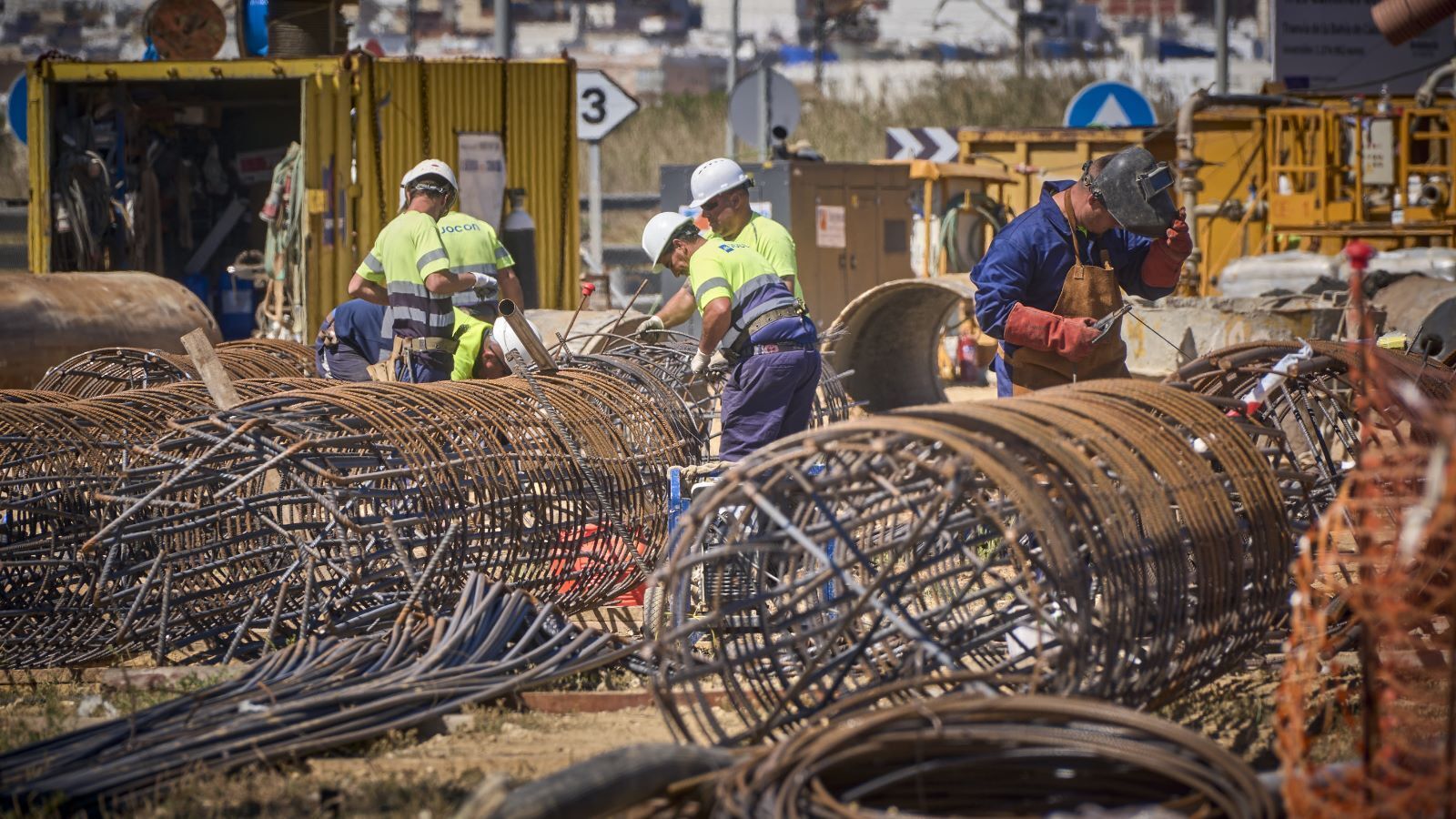 Imágenes de los trabajos para la construcción de la pasarela para conectar la parada del tranvía con Tres Caminos.