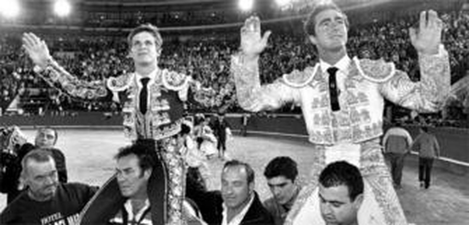 El Juli y El Fandi son paseados a hombros en la plaza de Valencia.