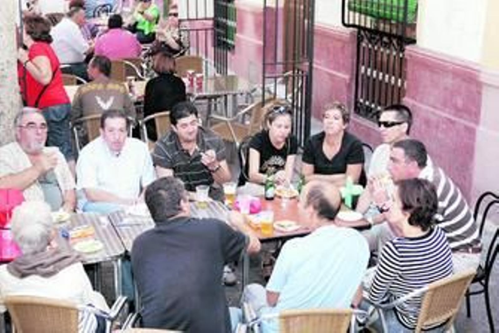 Familias al completo llenan la Feria del Mediodía para degustar las ricas tapas que se preparan estos días.
