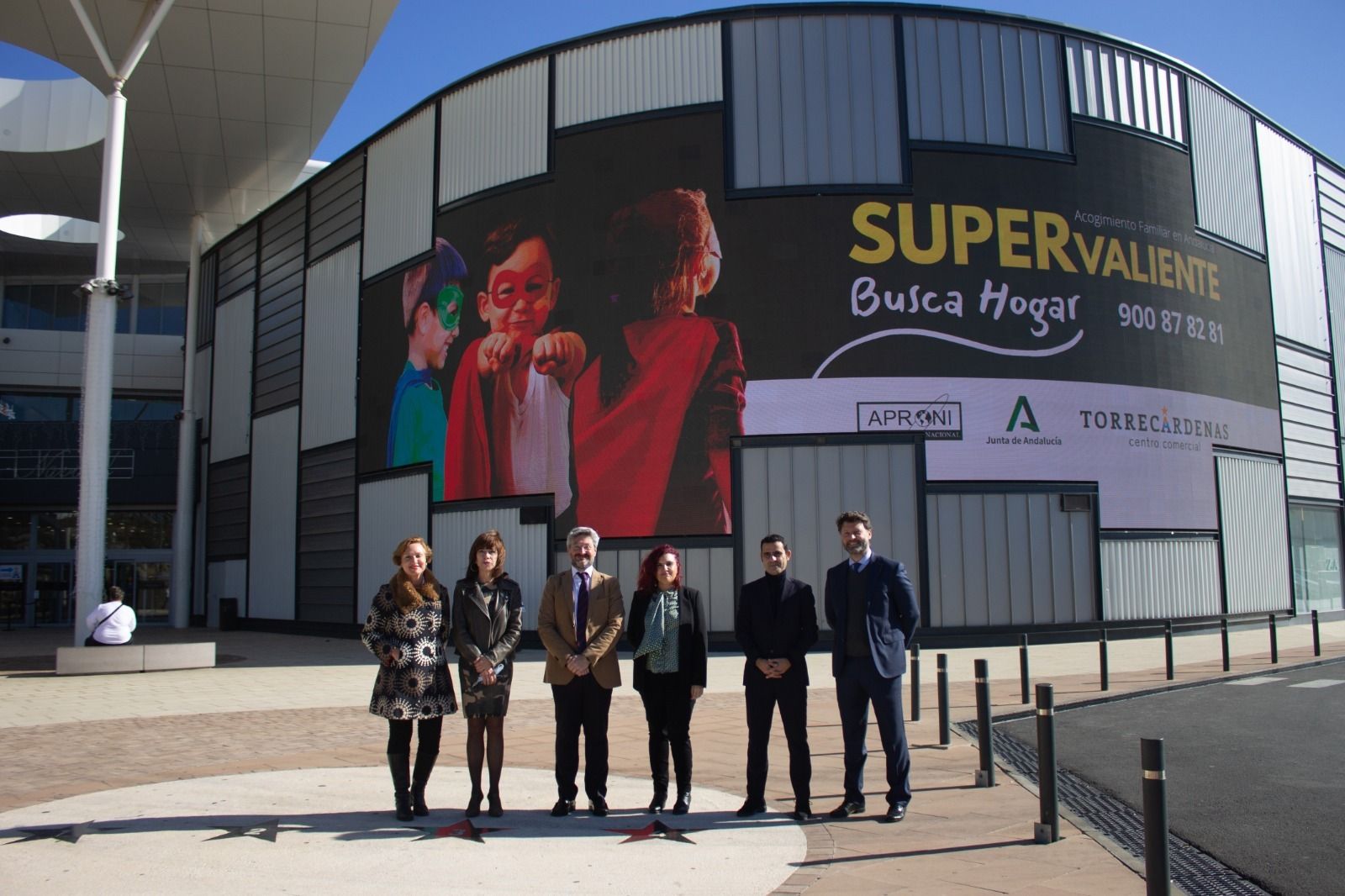 La campaña 'Súper valiente busca hogar' en la pantalla del centro comercial.