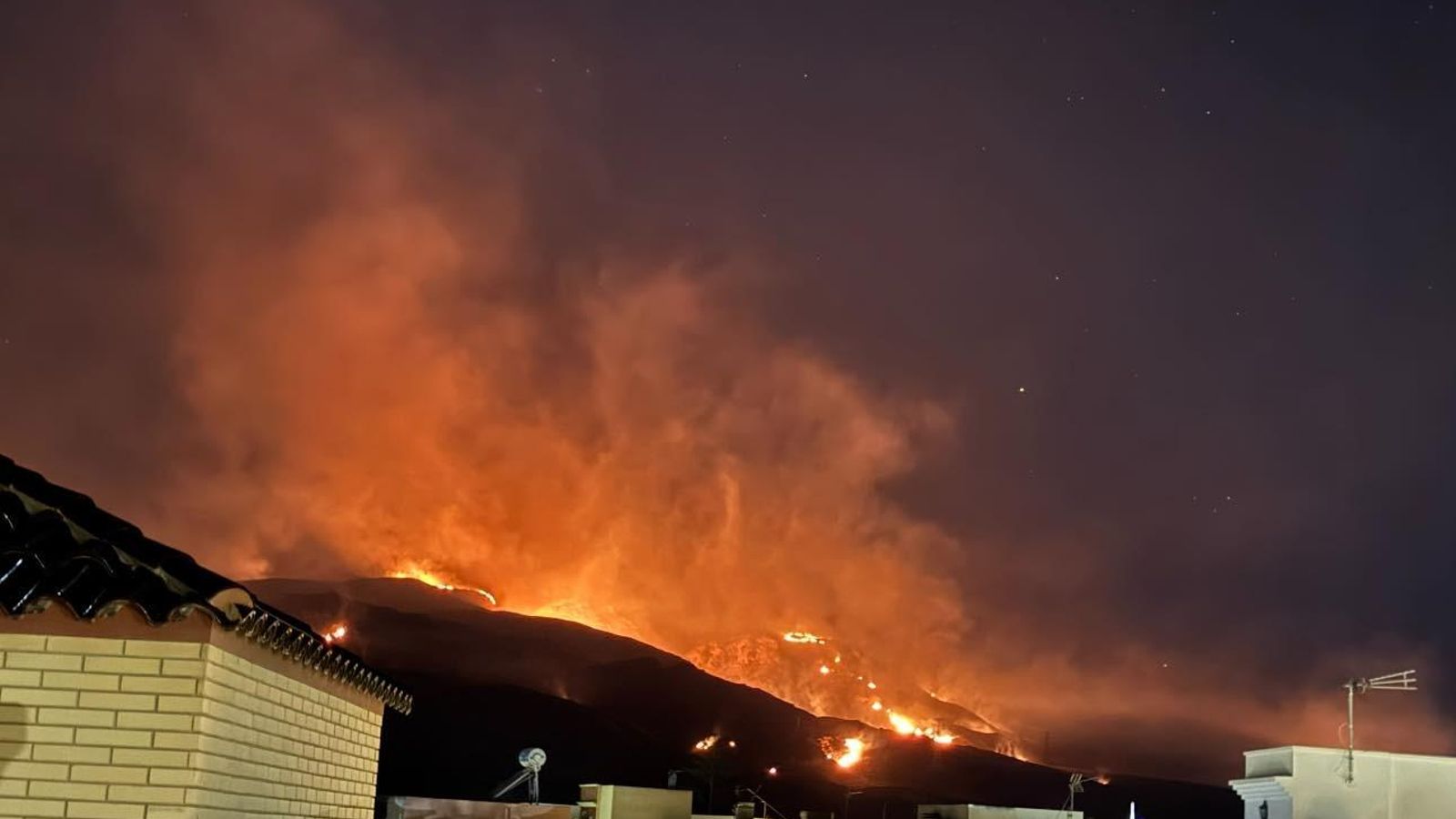 Imágenes del incendio forestal que mantiene en vilo a vecinos de Gádor y Benahadux