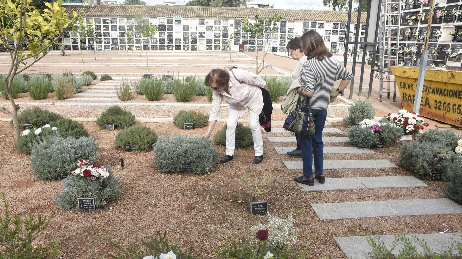 Tres amigas, en el Jardín de los Aromas.