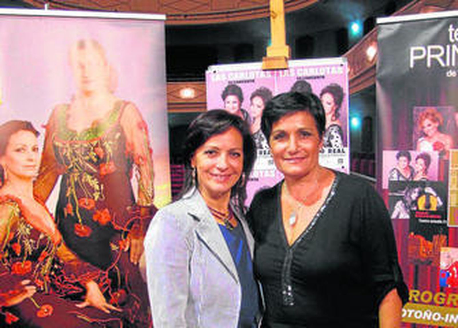 Las Carlotas posan ante la cartelería que anuncia su próximo concierto en el Principal.