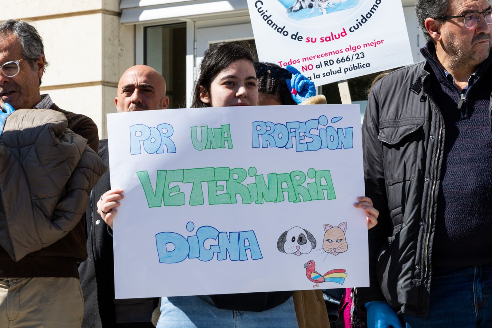 Concentración de veterinarios en protesta contra el real decreto 666/2023