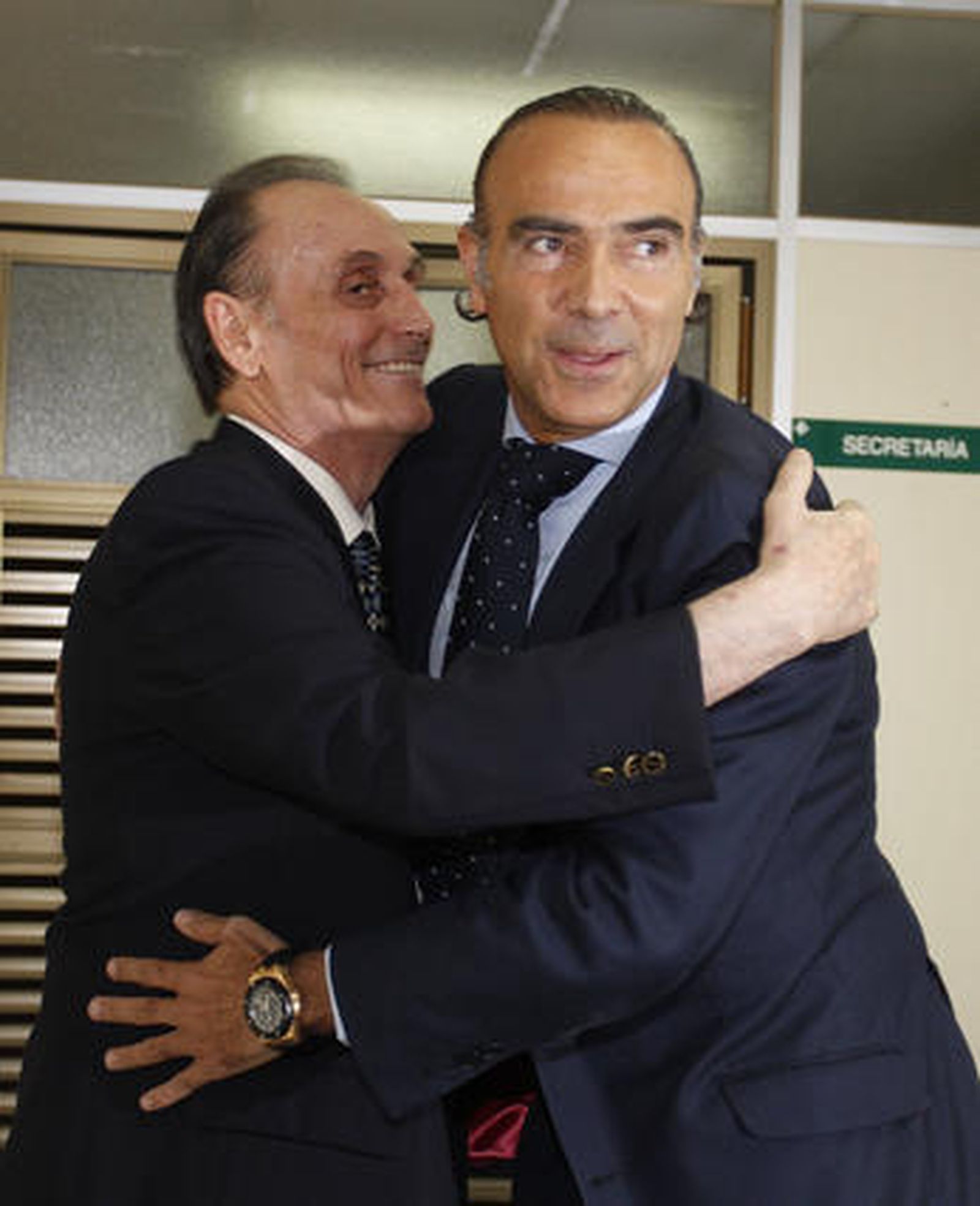 Lopera y Oliver se abrazan ante los medios de comunicación.

Foto: Antonio Pizarro