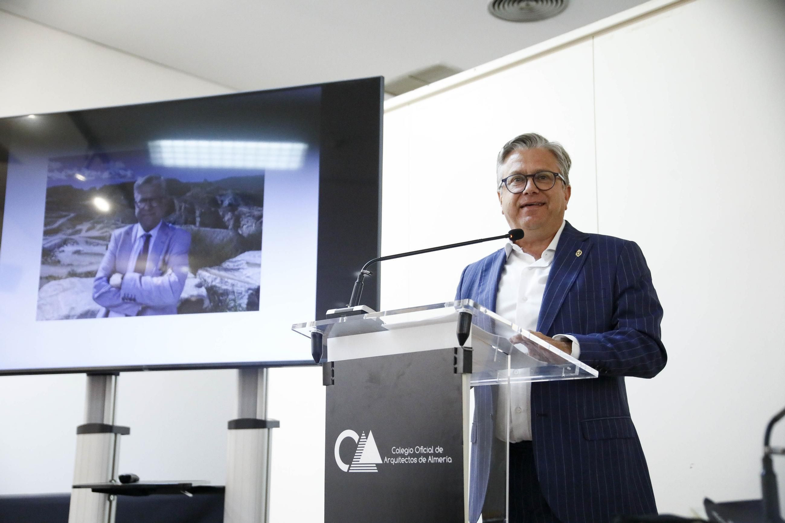 Imágenes del nombramiento como colegiado de honor a Santiago Alfonso en el colegio oficial de arquitectos de Almería