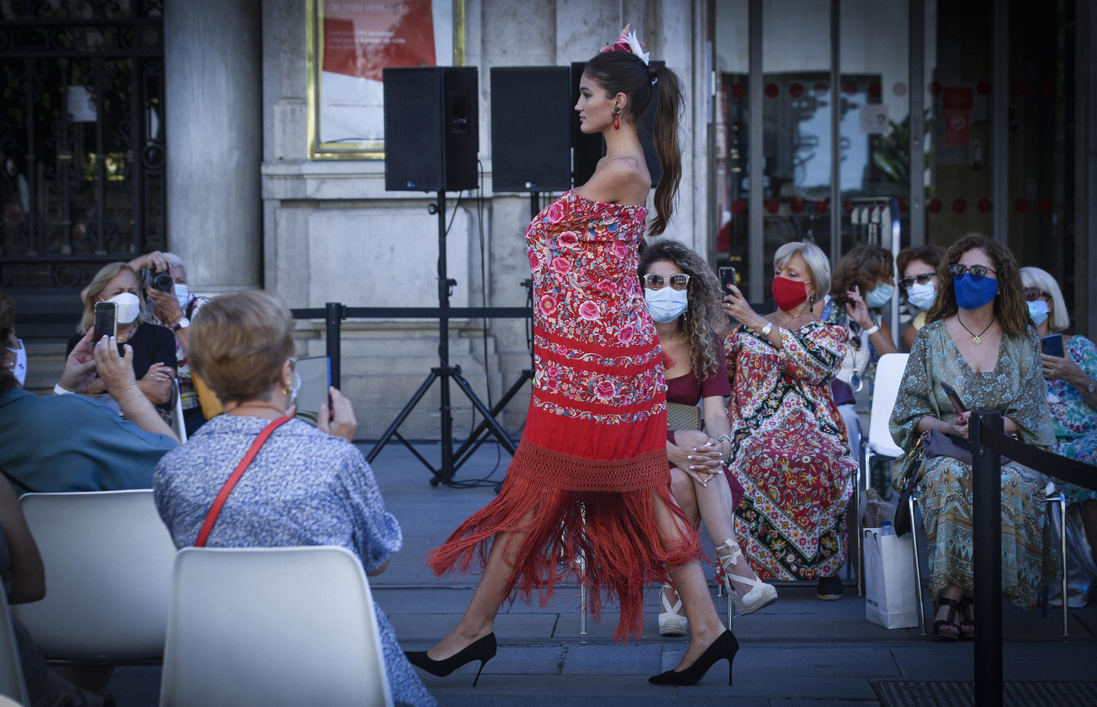 El desfile de moda flamenca de la Avenida de la Constitución, en imágenes