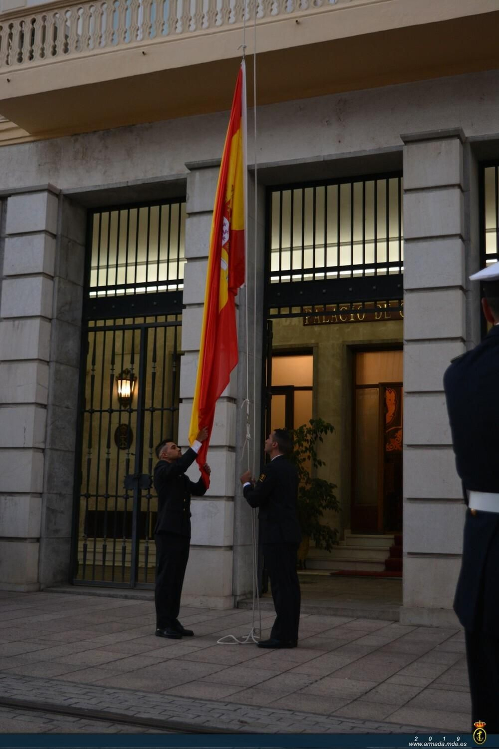 Arriado de la bandera en Capitanía.