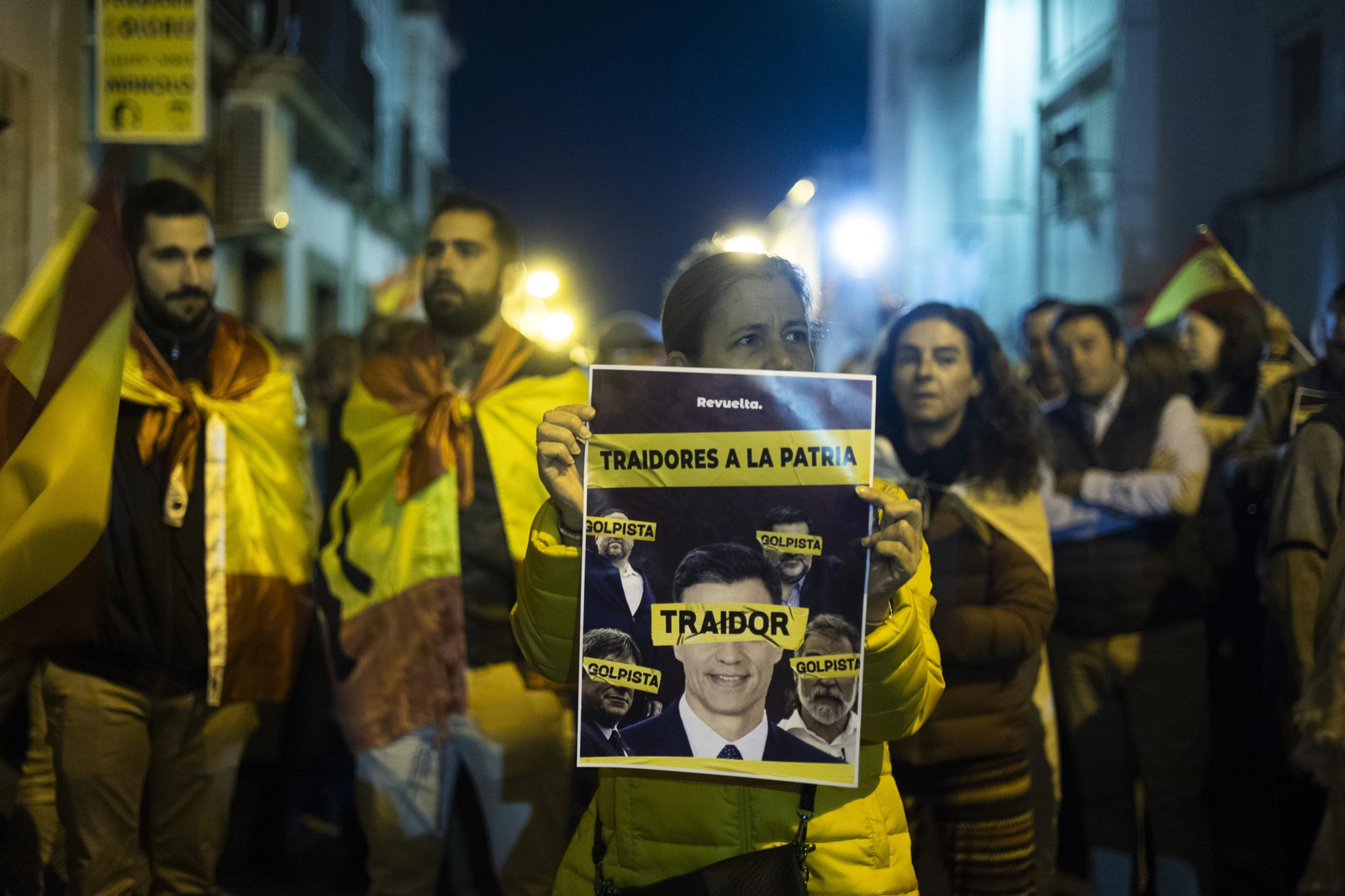 Concentración  contra la amnistía ante la sede del PSOE en El Puerto de Santa María.