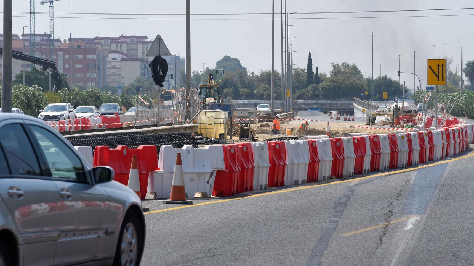 Estrechamiento de la avenida Carlos III en la salida hacia Aljarafe y Huelva