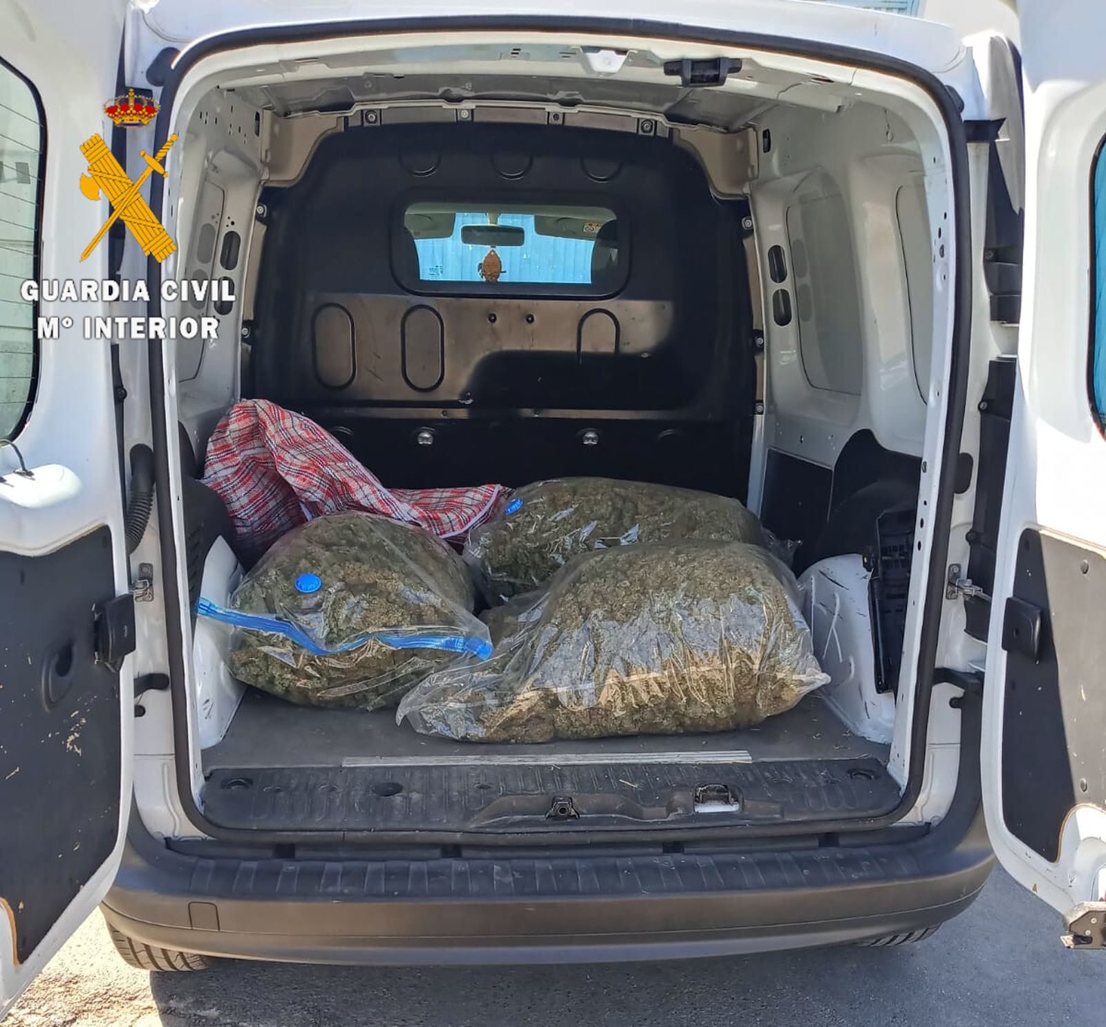 La marihuana iba distribuida en sacos que el conductor detenido transportaba en el maletero de la furgoneta.