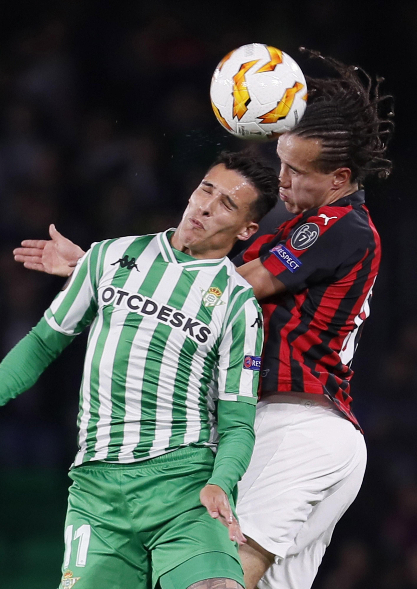 Diego Laxalt pugna con Tello en el partido ante el Betis.