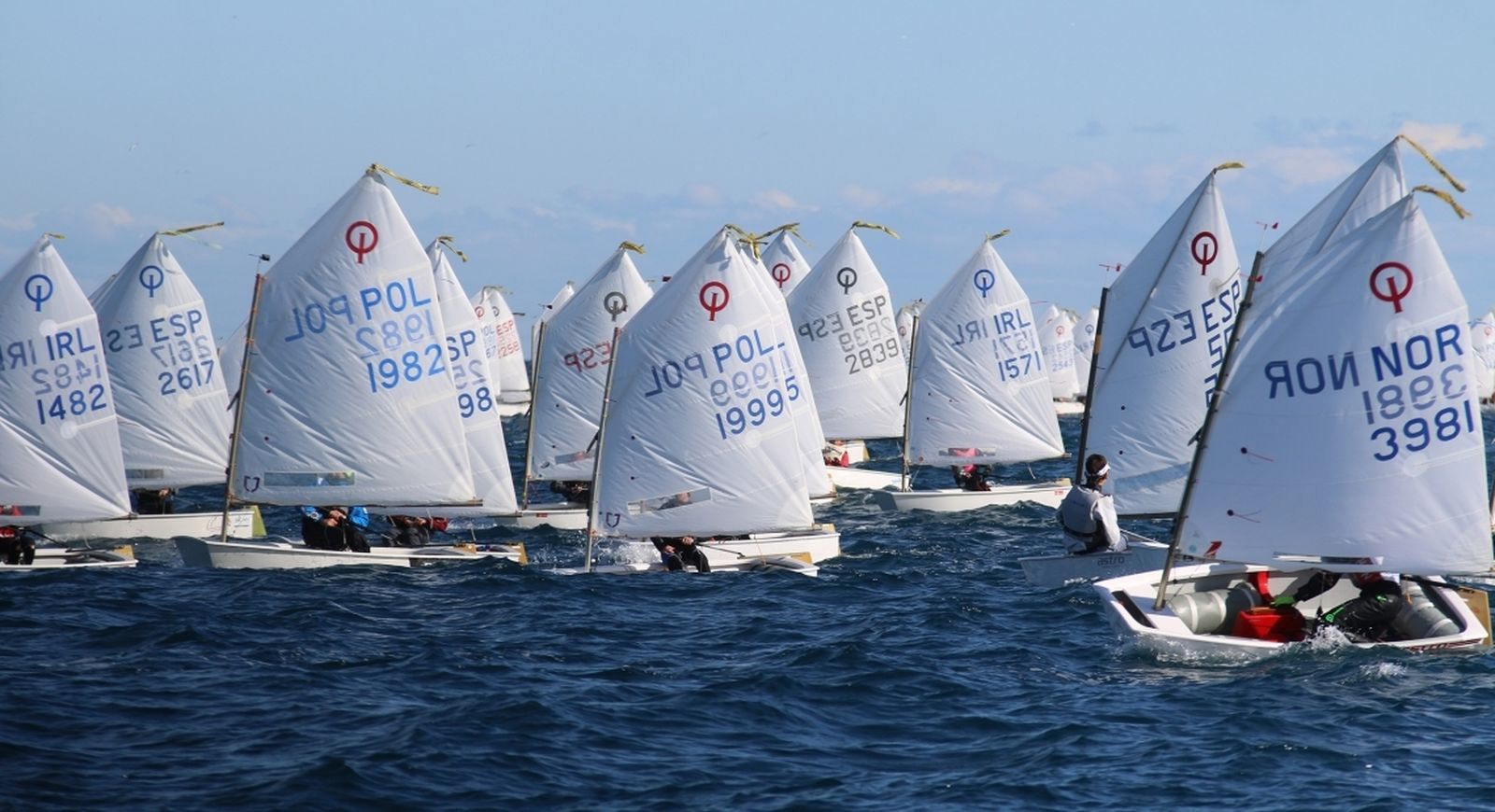 Varios veleros de la clase óptimist, en aguas de Torrevieja.