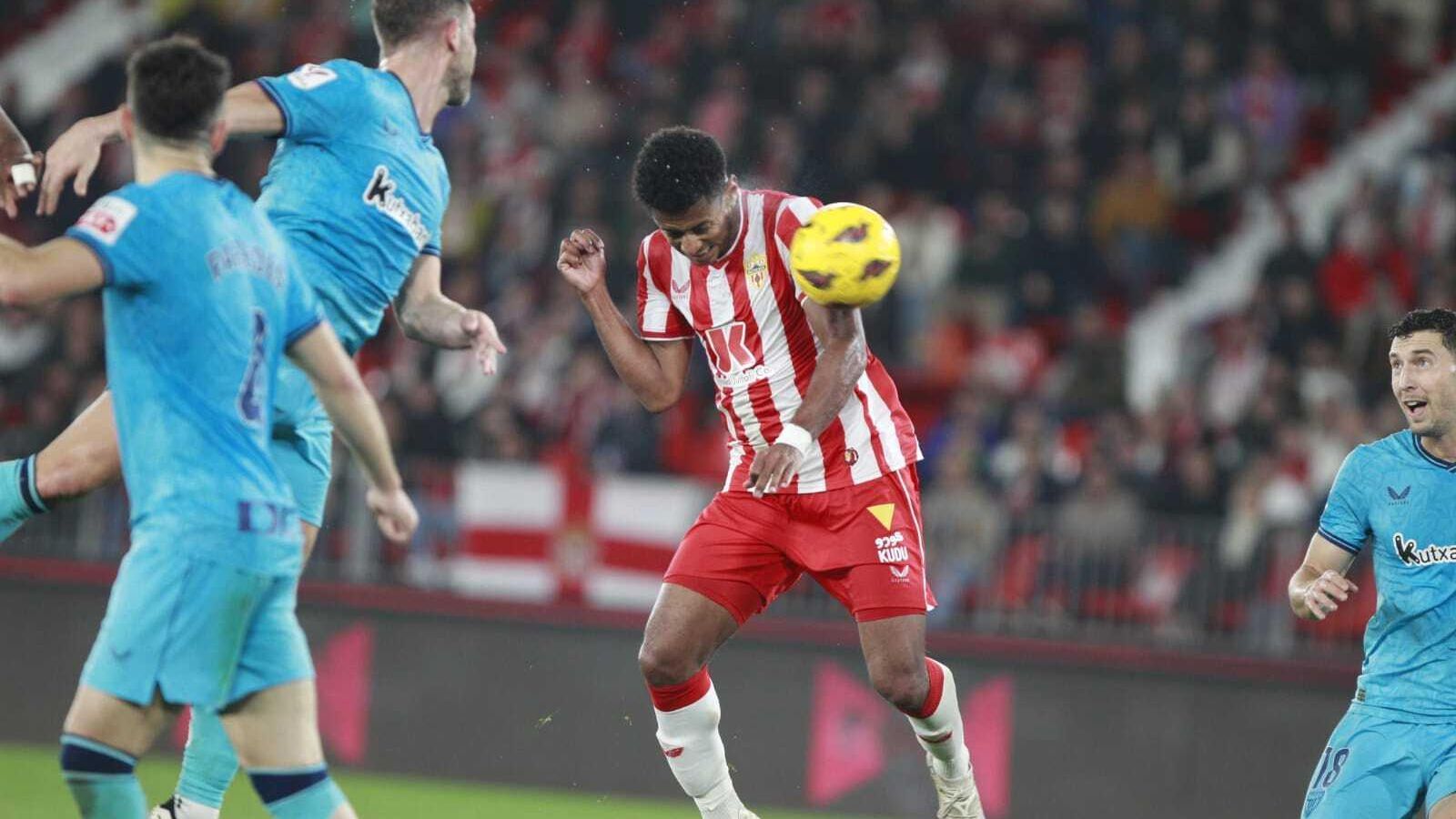 Lozano estrenó titularidad y rozó el estreno goleador con este remate de cabeza