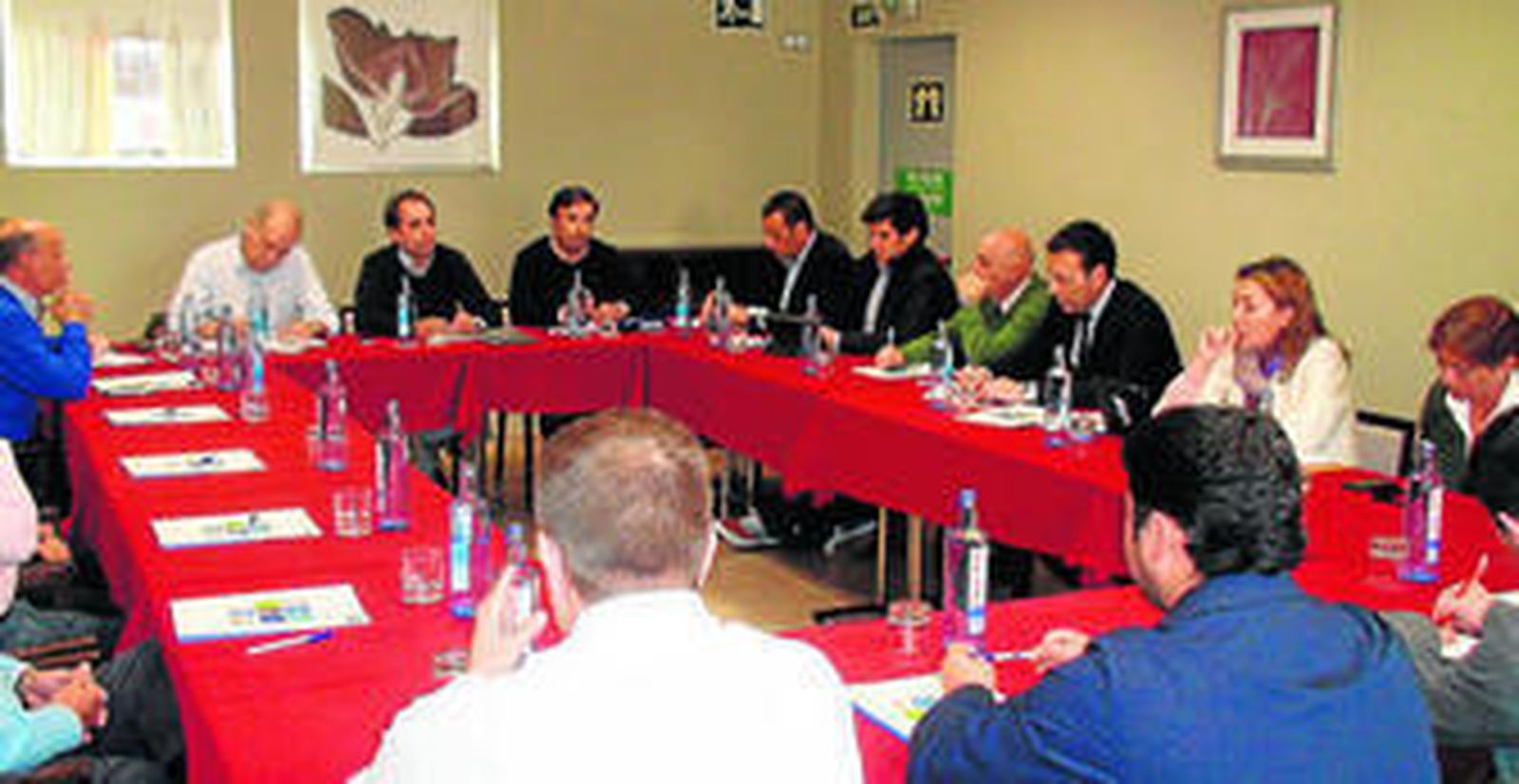 Un momento de la reunión sectoral del PP con empresarios, ayer en Los Barrios.