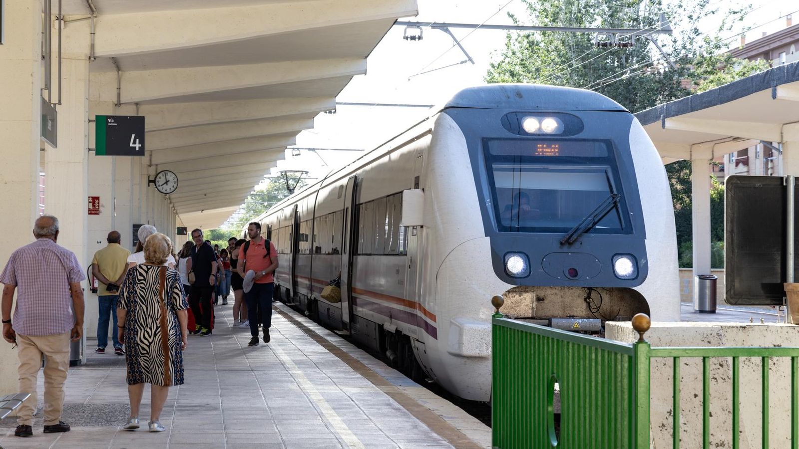 Actividad diaria en los andenes de la estación de Jaén. Actividad diaria en los andenes de la estación de Jaén.