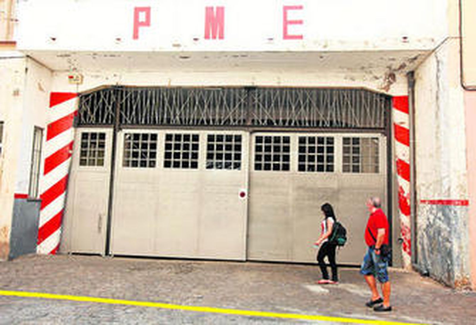 Puerta de acceso al Parque Movil, en cuyo interior se aloja el depósito de droga.