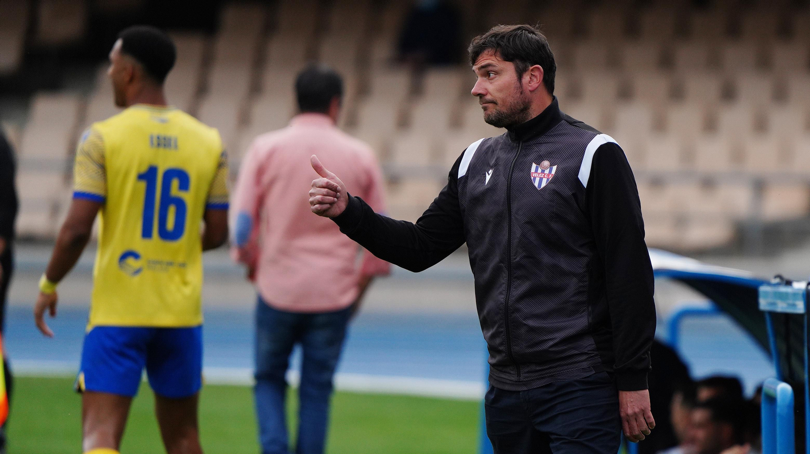 Imágenes del partido entre el Xerez DFC y el Vélez CF (0-0)
