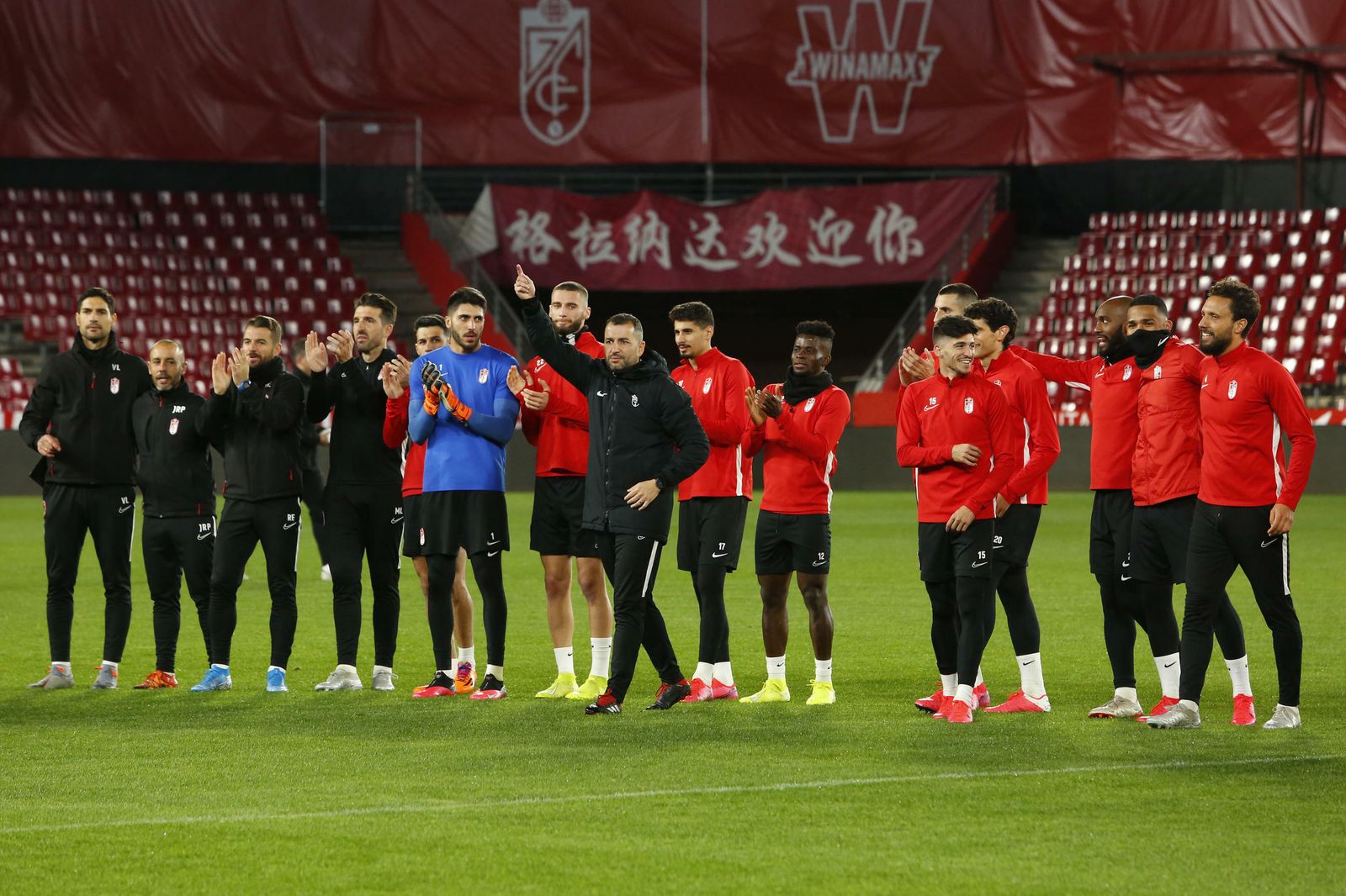 Fotos: la afición 'bendice' al Granada CF en Los Cármenes antes del partido de Copa