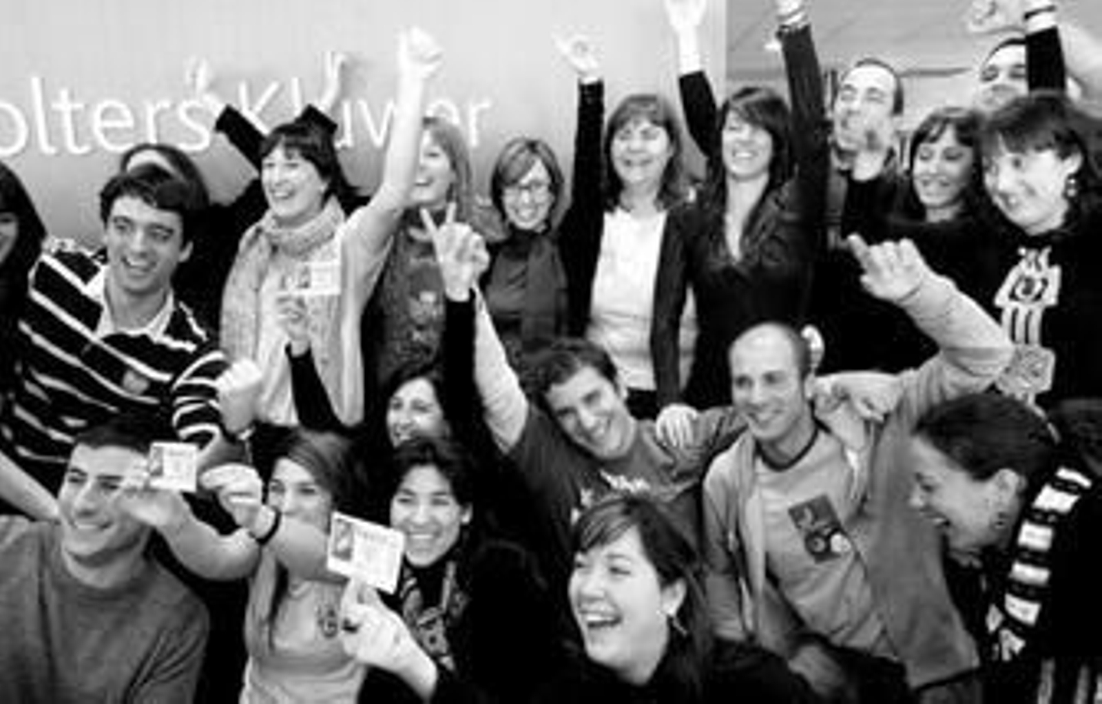 Empleados de la sede bilbaína de una empresa holandesa celebran el segundo premio.