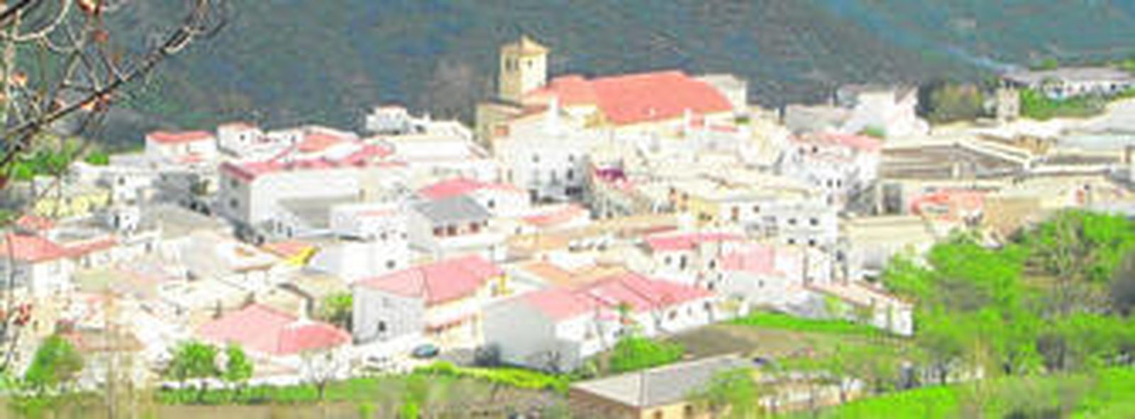 Vista panorámica del municipio de Paterna del Río, enclavado en la falda sur de Sierra Nevada.
