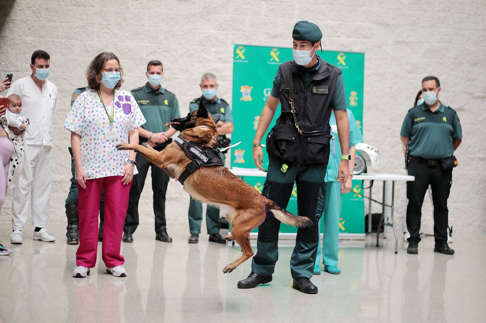 Imágenes de la exhibición de la Guardia Civil en el Hospital Juan Ramón Jiménez con motivo del 35 aniversario de la incorporación de la mujer