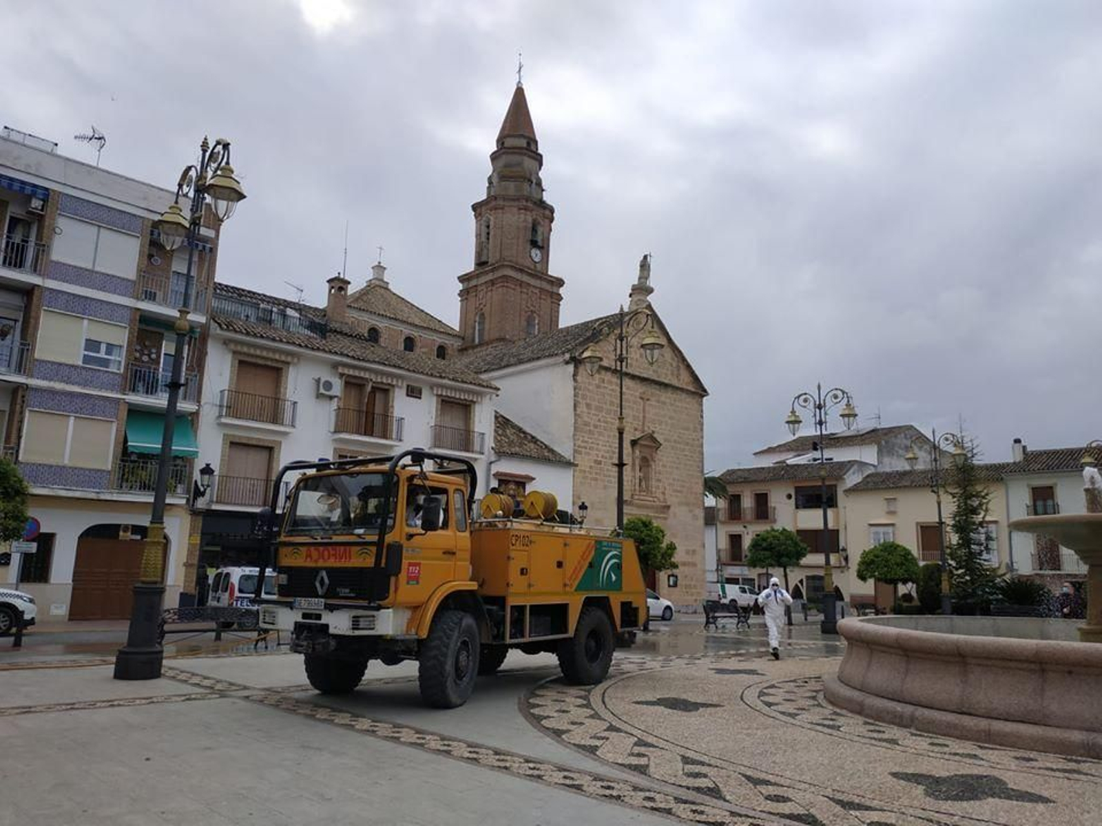 Trabajos de desinfección en el centro de Benamejí. Trabajos de desinfección en el centro de Benamejí.