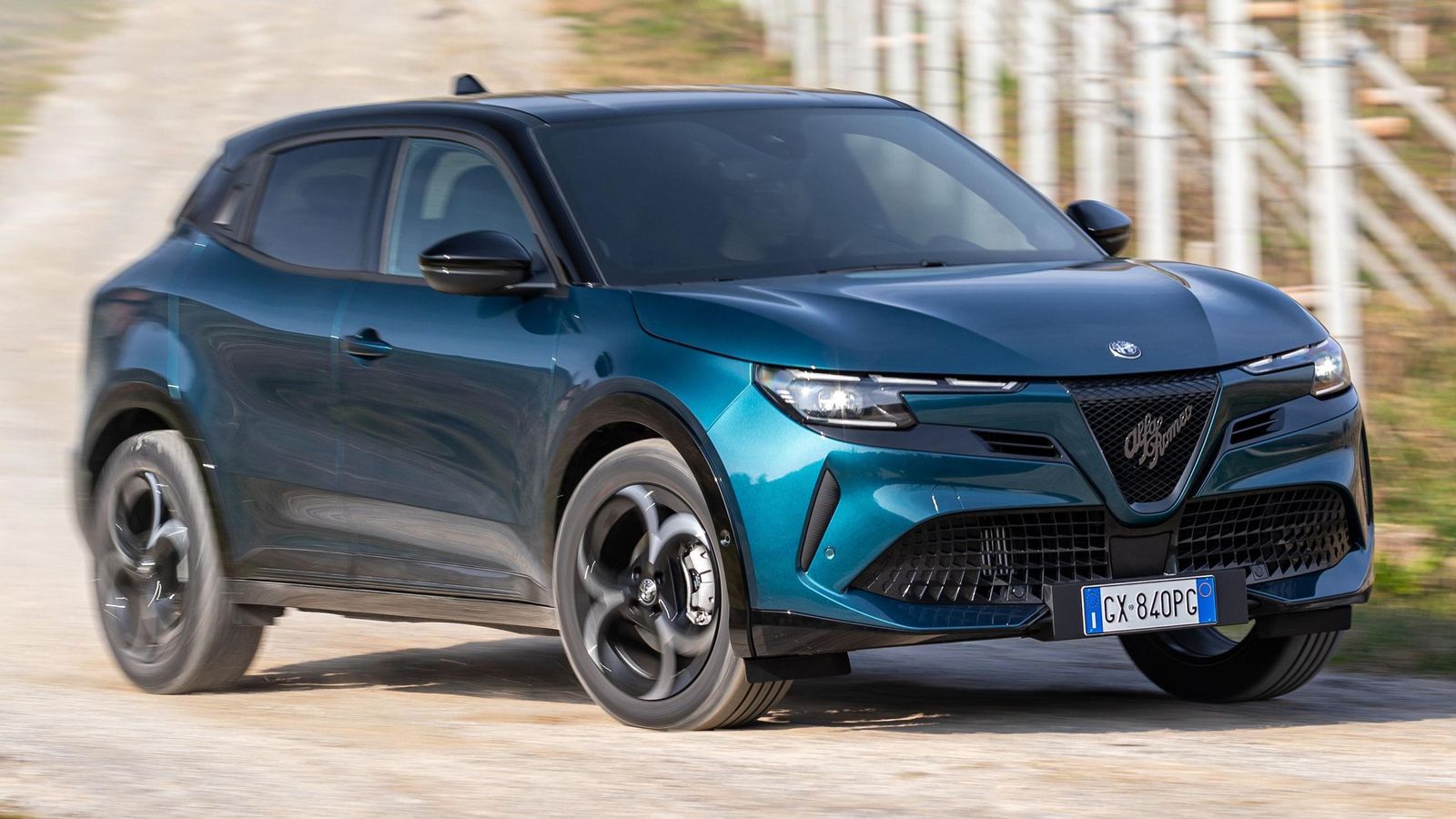 Exclusivamente a velocidades bajas es cuando el Ibrida Q4 tiene tracción total, pues el motor trasero deja de recibir energía a partir de los 30 km/h si no hay pérdidas de tracción en el eje delantero. Exclusivamente a velocidades bajas es cuando el Ibrida Q4 tiene tracción total, pues el motor trasero deja de recibir energía a partir de los 30 km/h si no hay pérdidas de tracción en el eje delantero.