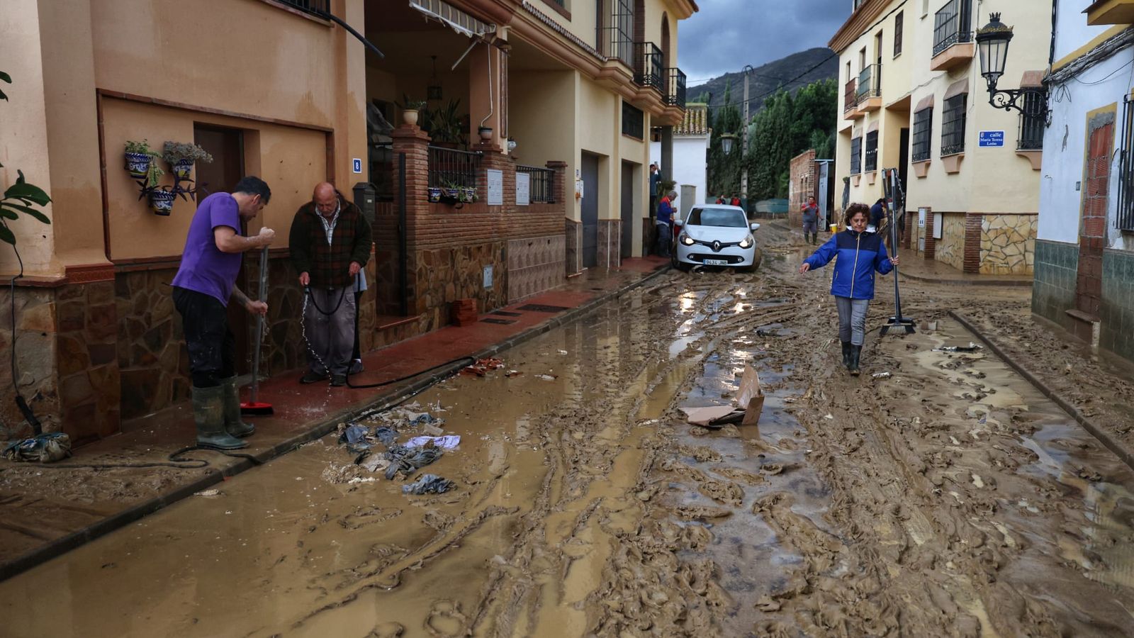 Vecinos de Cártama haciendo labores de limpieza en sus casas