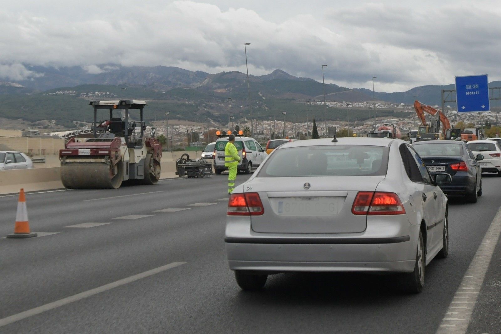 Atascos, cortes y obras en la Circunvalación de Granada para arreglar otro hundimiento al hacer el paso inferior del PTS al Nevada
