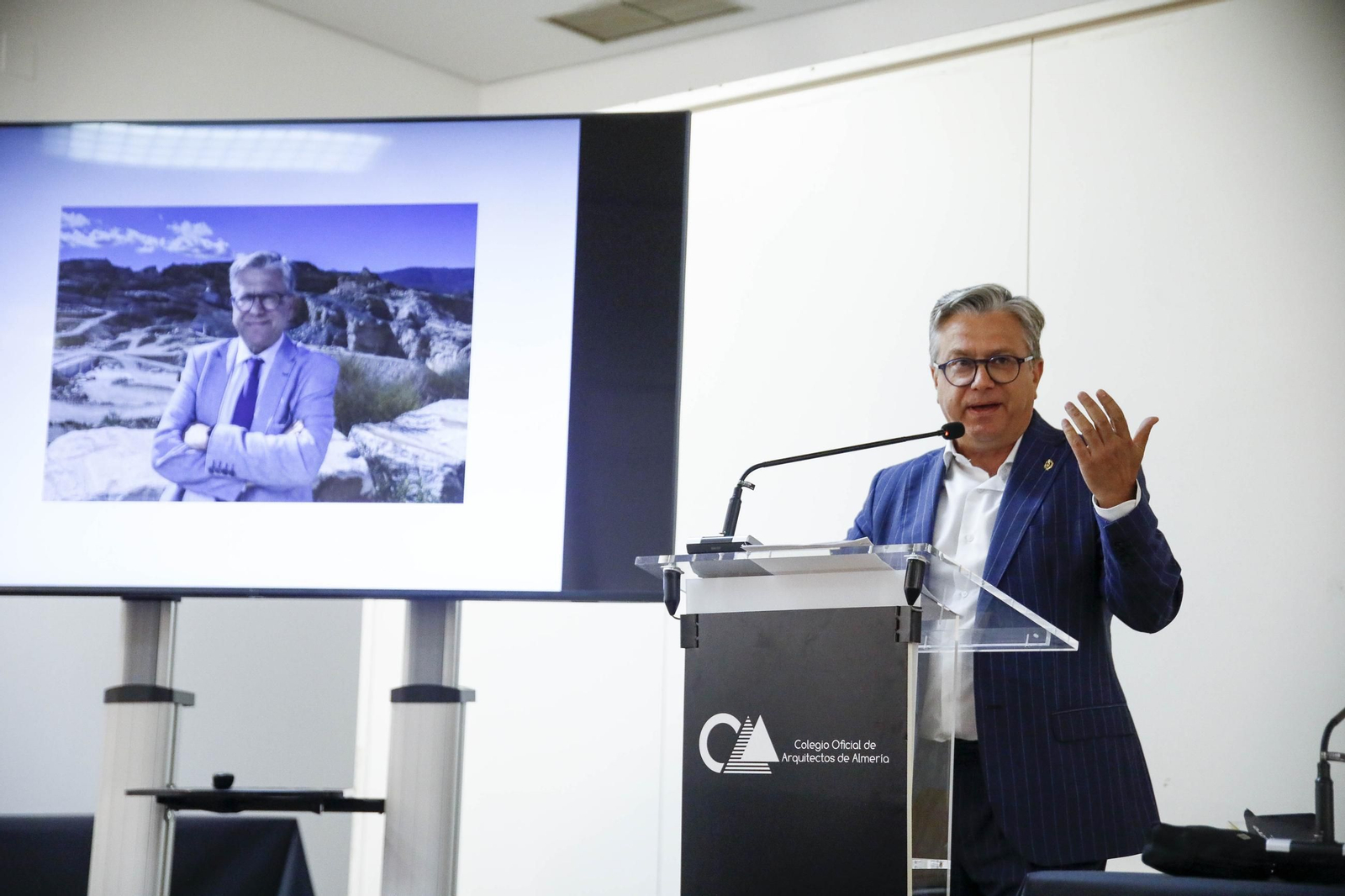 Imágenes del nombramiento como colegiado de honor a Santiago Alfonso en el colegio oficial de arquitectos de Almería