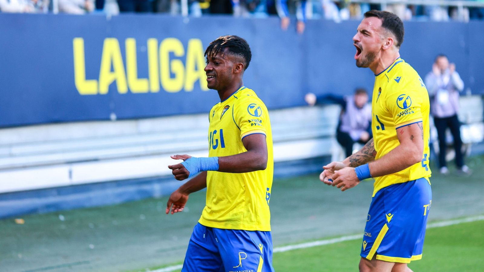 Efe Aghama, nuevo jugador del Huesca, celebra un gol con el Cádiz.