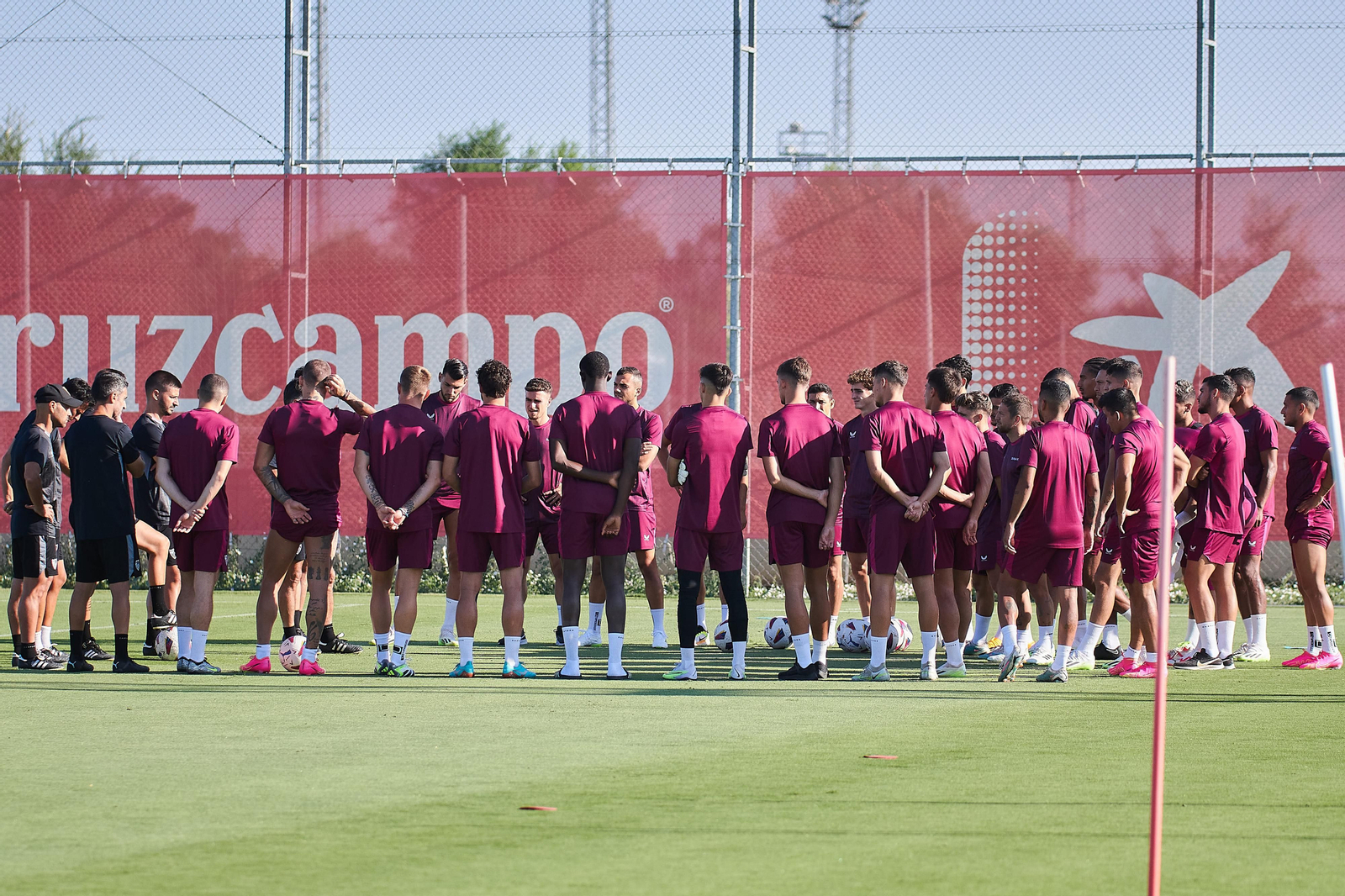 José Luis Mendilibar se dirige ayer a un extensísimo grupo de jugadores en la charla inicial del entrenamiento en Sevilla.