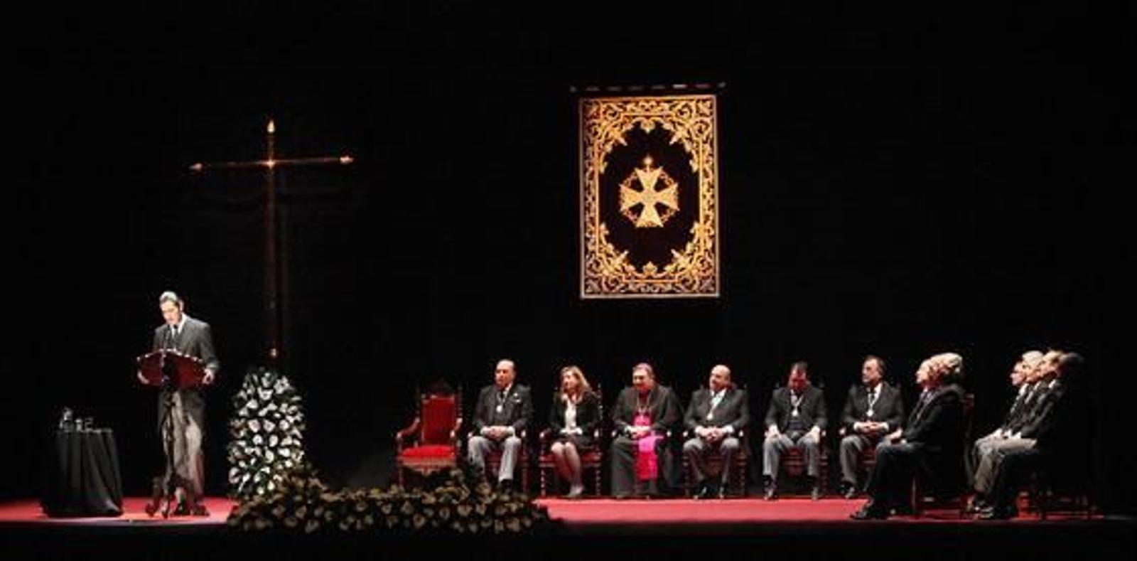 El escenario del pregón con la antigua cruz de guía de la Amargura.

Foto: Vanesa Lobo